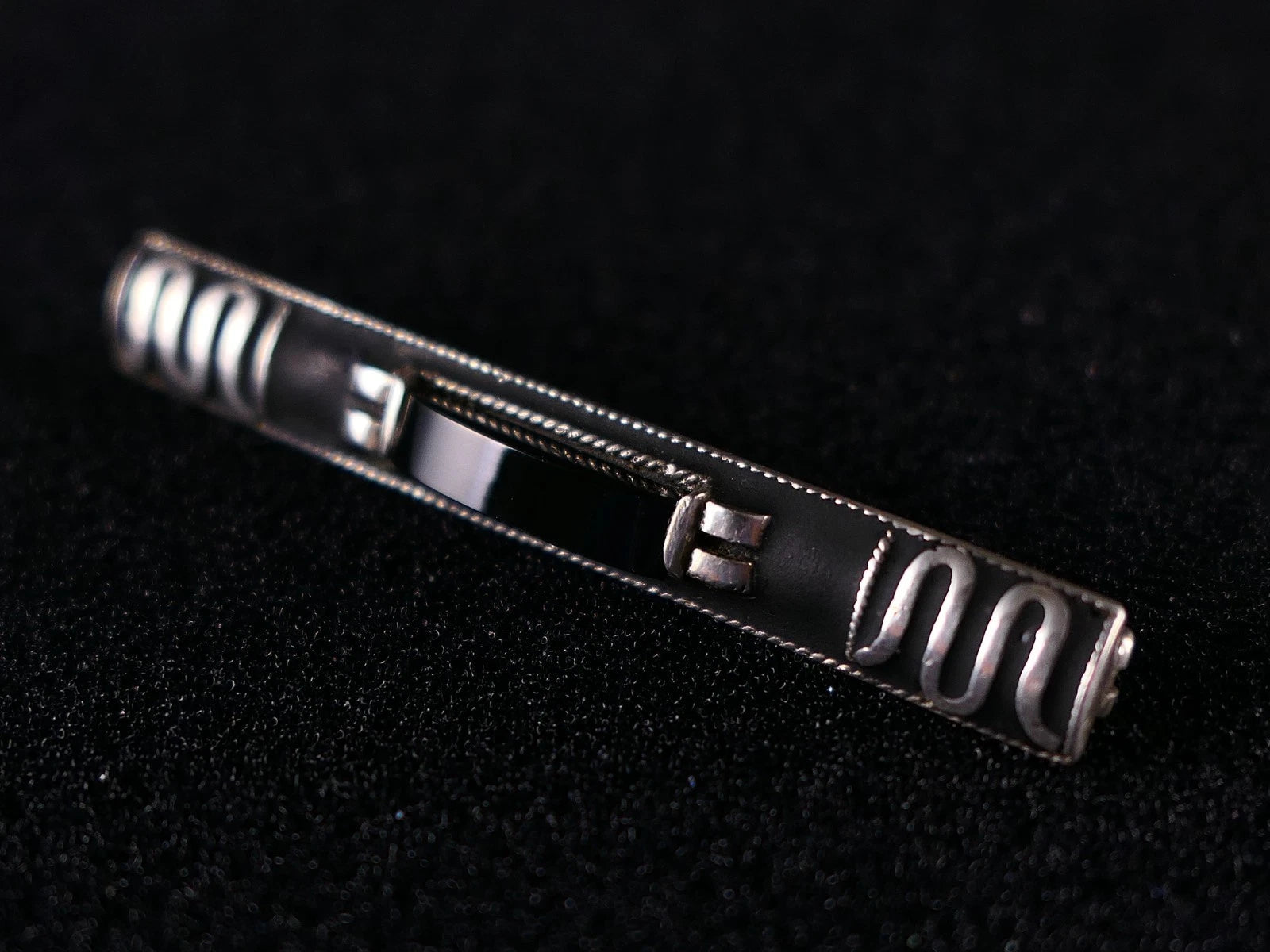 Theodor Fahrner Stabbrosche Art Déco um 1930 mit Onyx & Mattemaille aus 935 Sterling Silber