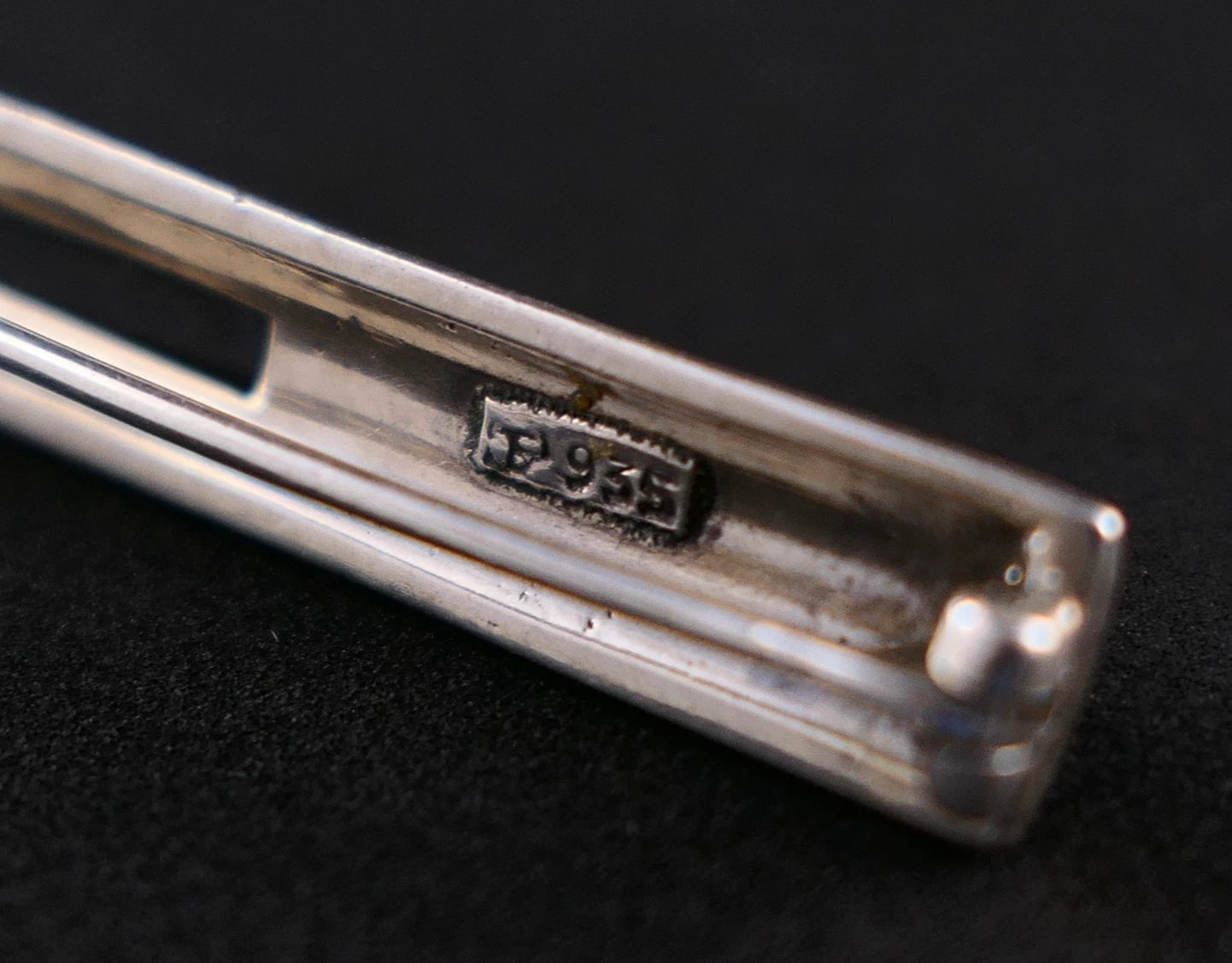 Theodor Fahrner Stabbrosche Art Déco um 1930 mit Onyx & Mattemaille aus 935 Sterling Silber