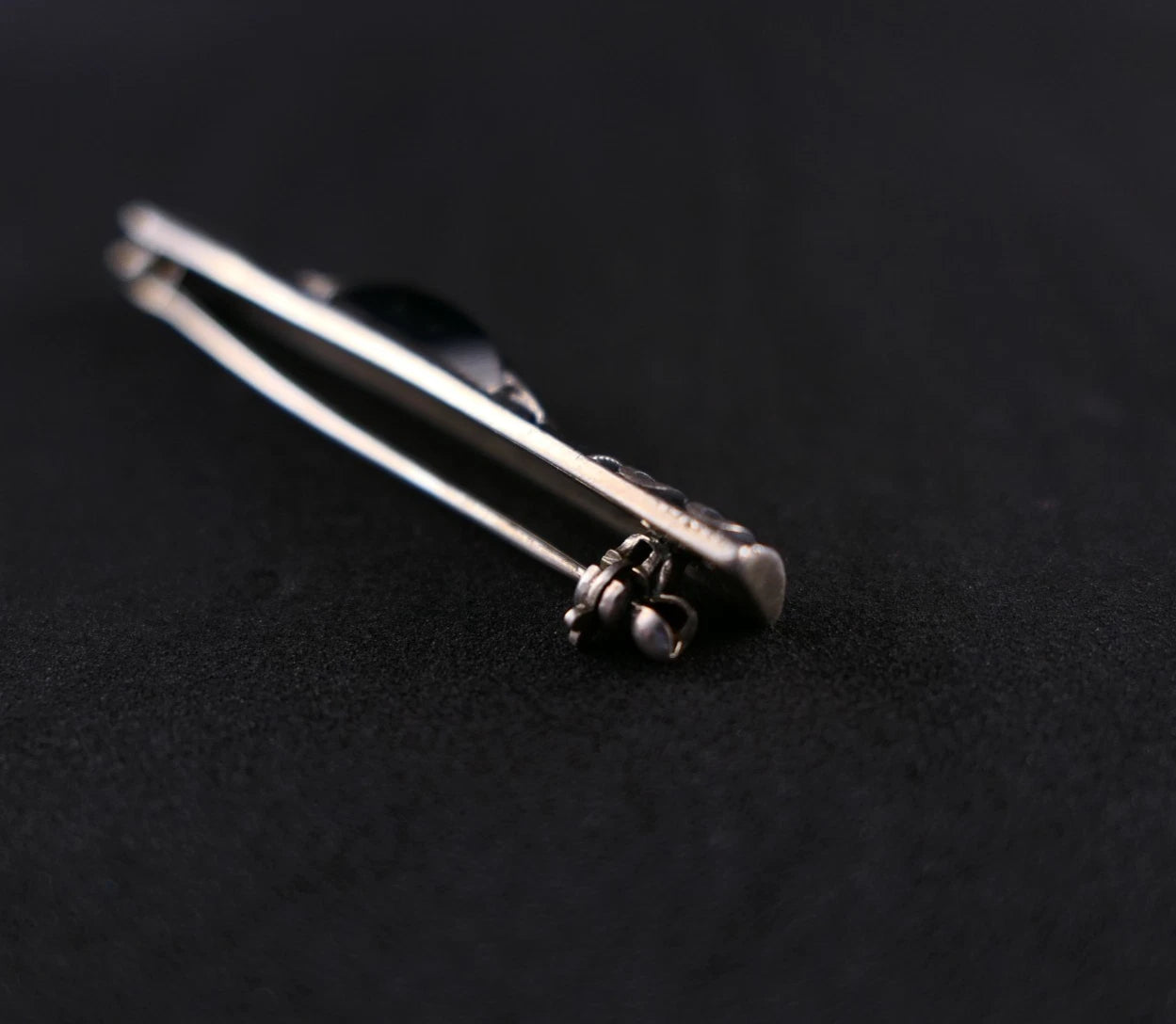 Theodor Fahrner Stabbrosche Art Déco um 1930 mit Onyx & Mattemaille aus 935 Sterling Silber