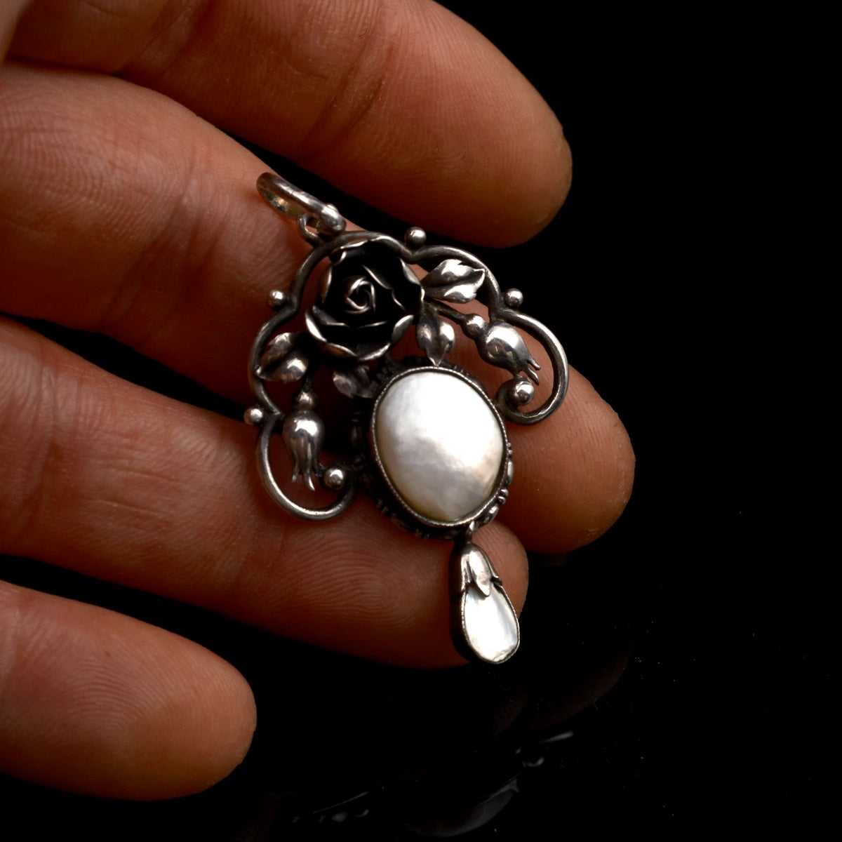 Antiker Anhänger - Jugendstil Rosen Anhänger um 1900 / 1910 mit Perlmutt aus 800 Silber 5,2cm Groß