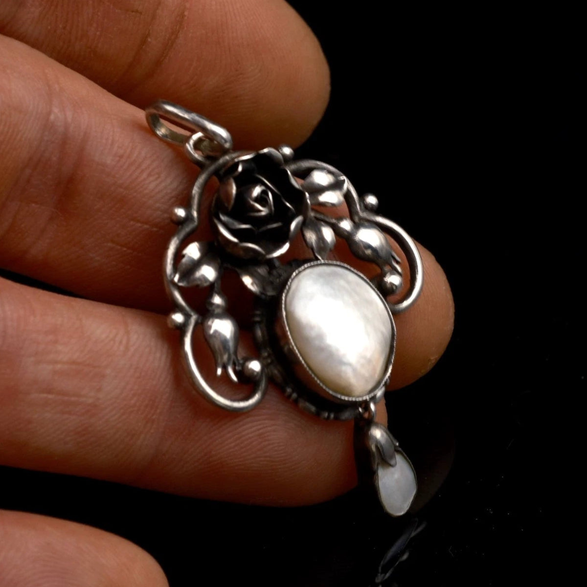 Antiker Anhänger - Jugendstil Rosen Anhänger um 1900 / 1910 mit Perlmutt aus 800 Silber 5,2cm Groß