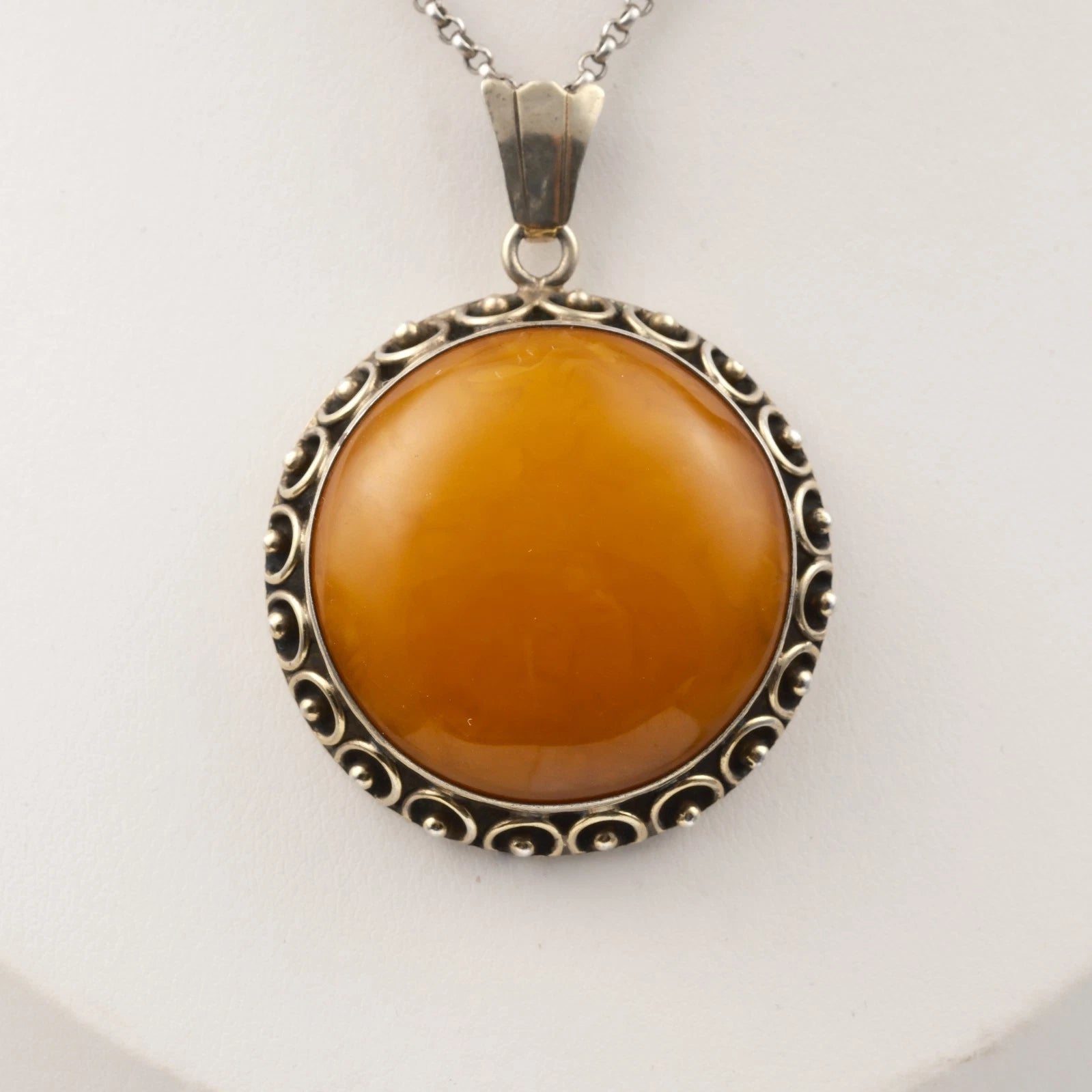 Antiker Anhänger - Großer runder Art Deco Anhänger um 1930 / 1940 mit Butterscotch Bernstein aus 835 Silber, Vergoldet 5,0m Groß