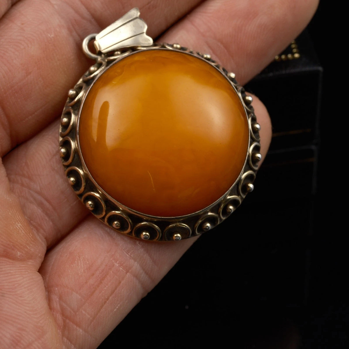 Antiker Anhänger - Großer runder Art Deco Anhänger um 1930 / 1940 mit Butterscotch Bernstein aus 835 Silber, Vergoldet 5,0m Groß