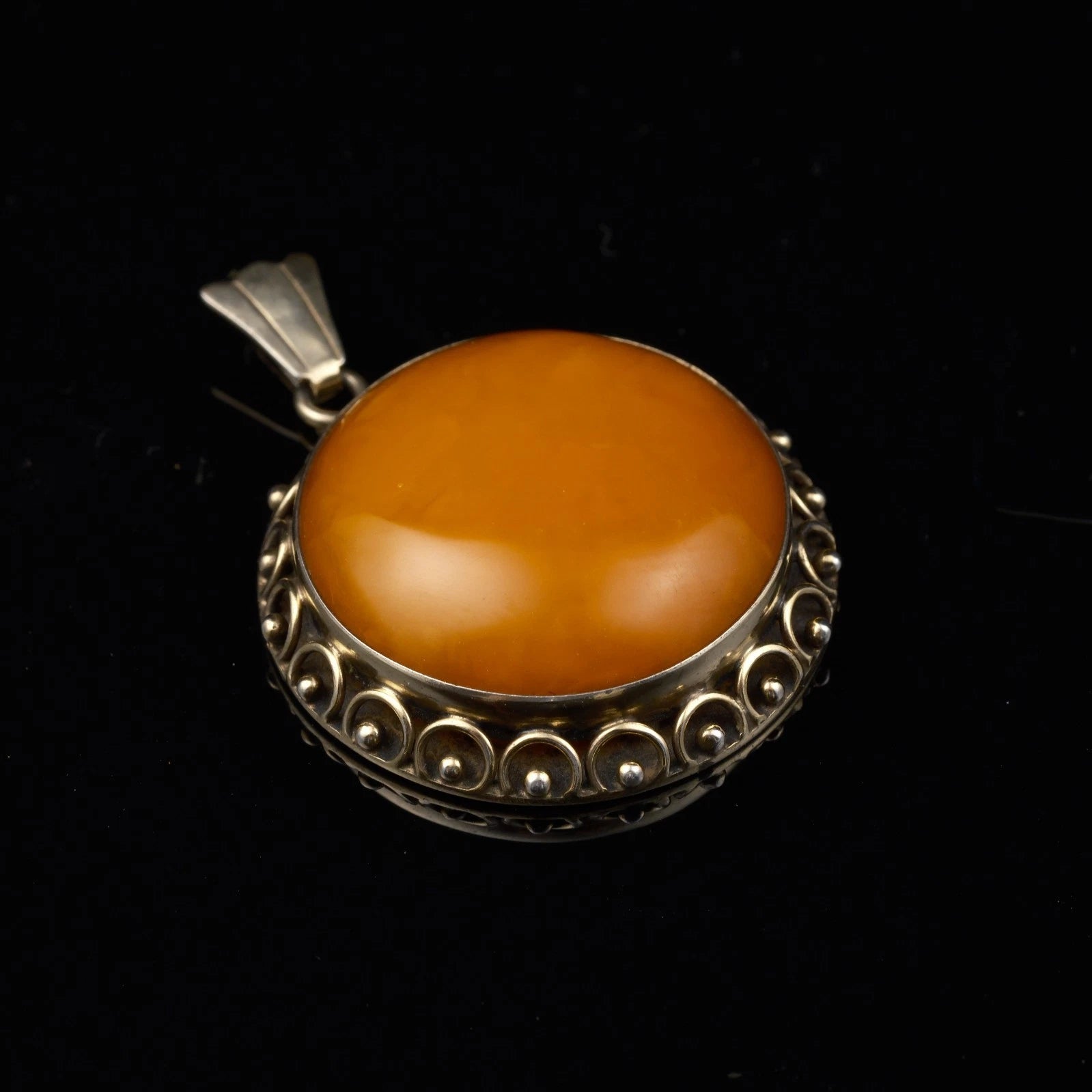 Antiker Anhänger - Großer runder Art Deco Anhänger um 1930 / 1940 mit Butterscotch Bernstein aus 835 Silber, Vergoldet 5,0m Groß
