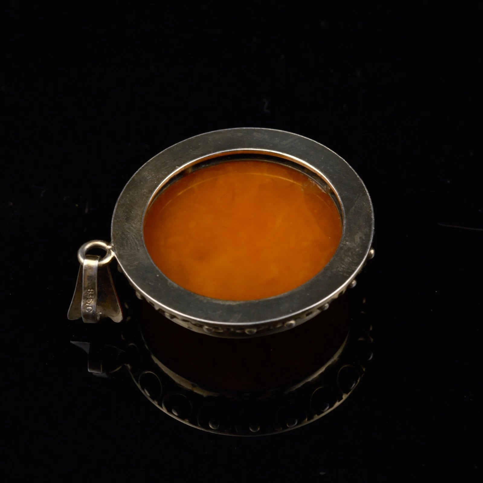 Antiker Anhänger - Großer runder Art Deco Anhänger um 1930 / 1940 mit Butterscotch Bernstein aus 835 Silber, Vergoldet 5,0m Groß