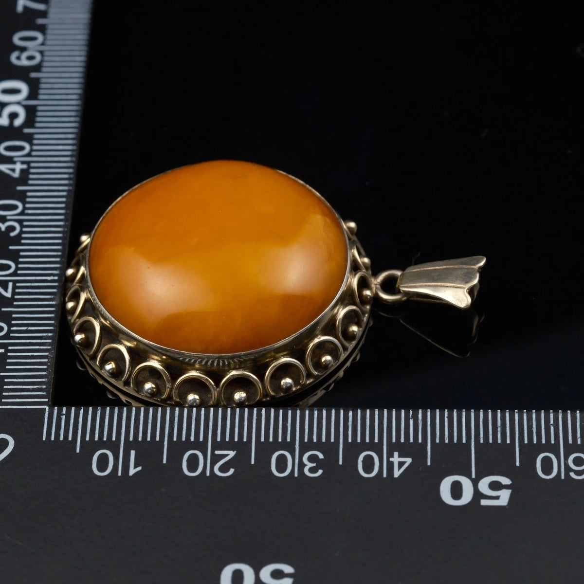 Antiker Anhänger - Großer runder Art Deco Anhänger um 1930 / 1940 mit Butterscotch Bernstein aus 835 Silber, Vergoldet 5,0m Groß