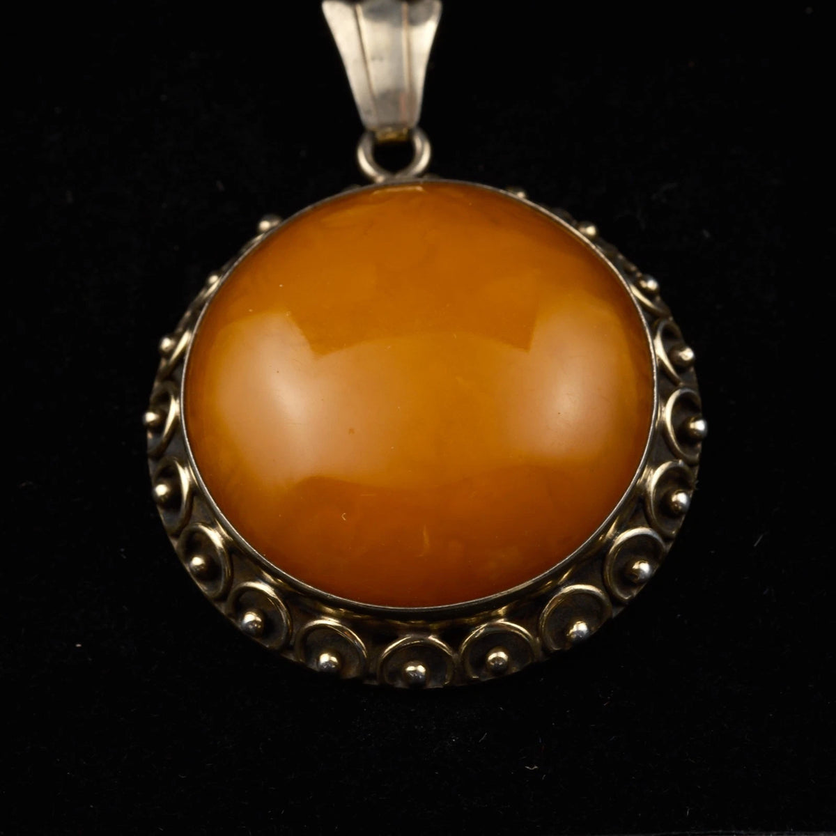 Antiker Anhänger - Großer runder Art Deco Anhänger um 1930 / 1940 mit Butterscotch Bernstein aus 835 Silber, Vergoldet 5,0m Groß