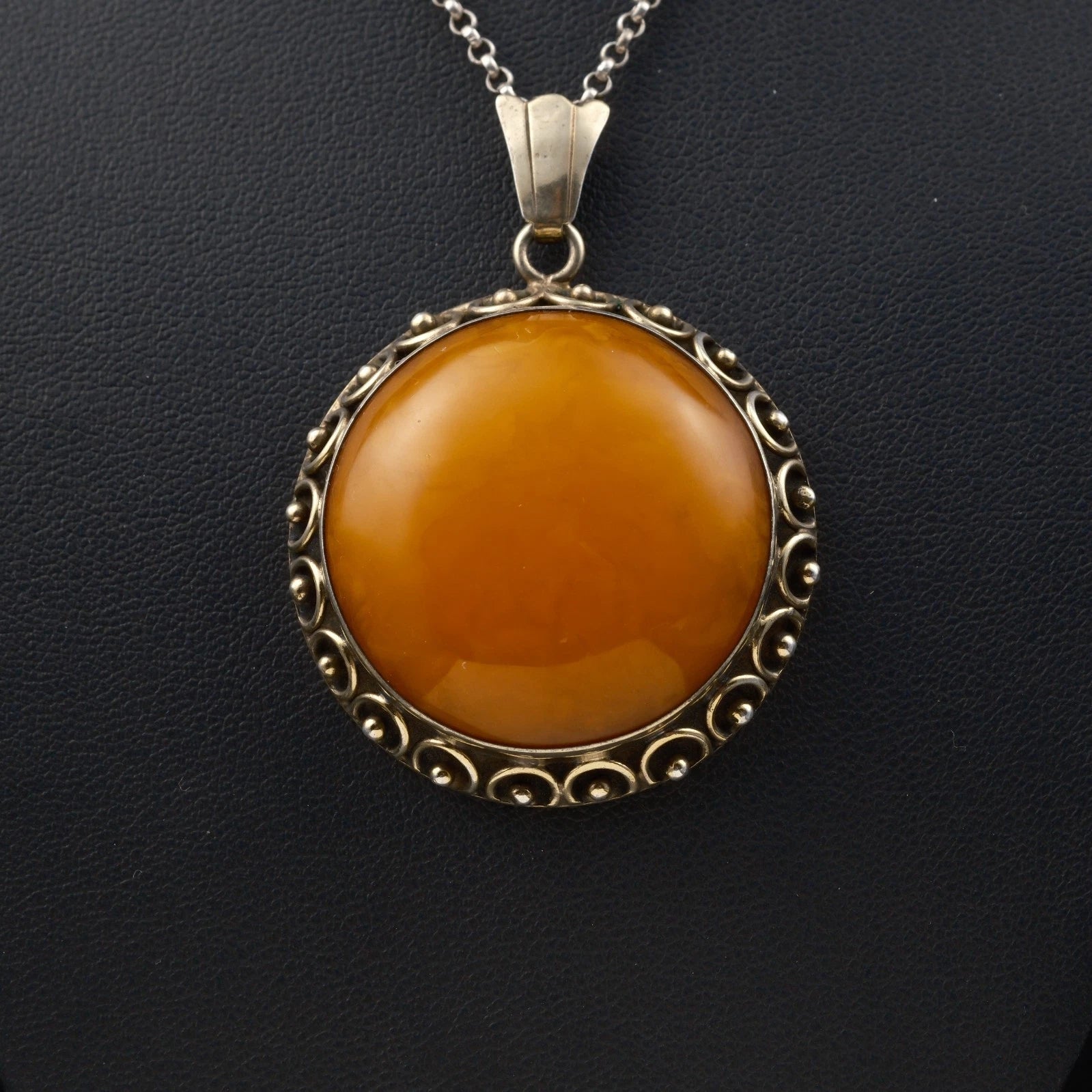Antiker Anhänger - Großer runder Art Deco Anhänger um 1930 / 1940 mit Butterscotch Bernstein aus 835 Silber, Vergoldet 5,0m Groß