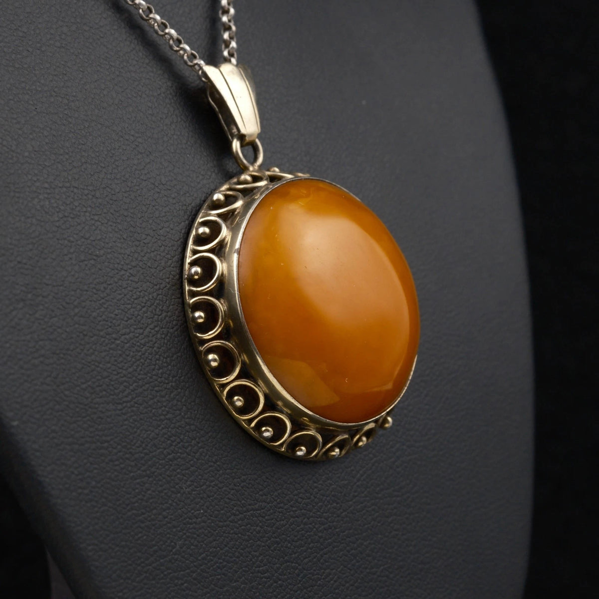 Antiker Anhänger - Großer runder Art Deco Anhänger um 1930 / 1940 mit Butterscotch Bernstein aus 835 Silber, Vergoldet 5,0m Groß