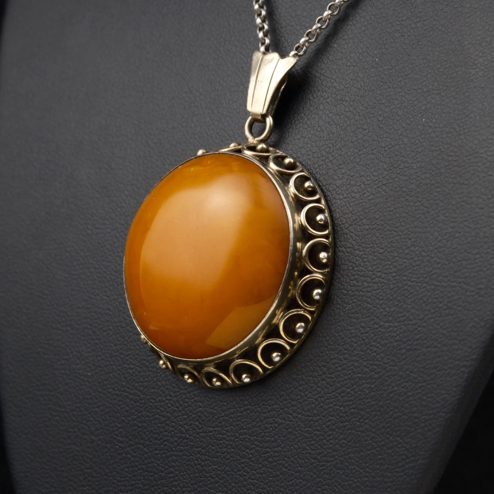 Antiker Anhänger - Großer runder Art Deco Anhänger um 1930 / 1940 mit Butterscotch Bernstein aus 835 Silber, Vergoldet 5,0m Groß