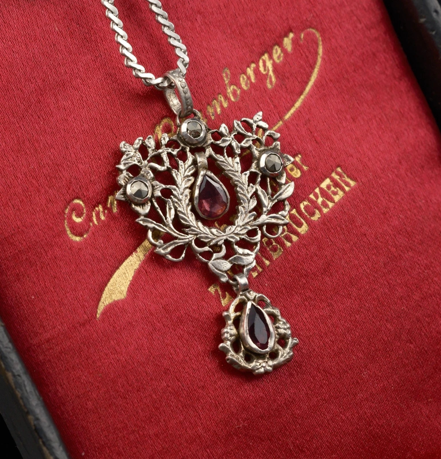 Antiker Anhänger - Neorenaissance um 1880 Amethyste & Markasiten mind. 800 Silber inklusive Kette