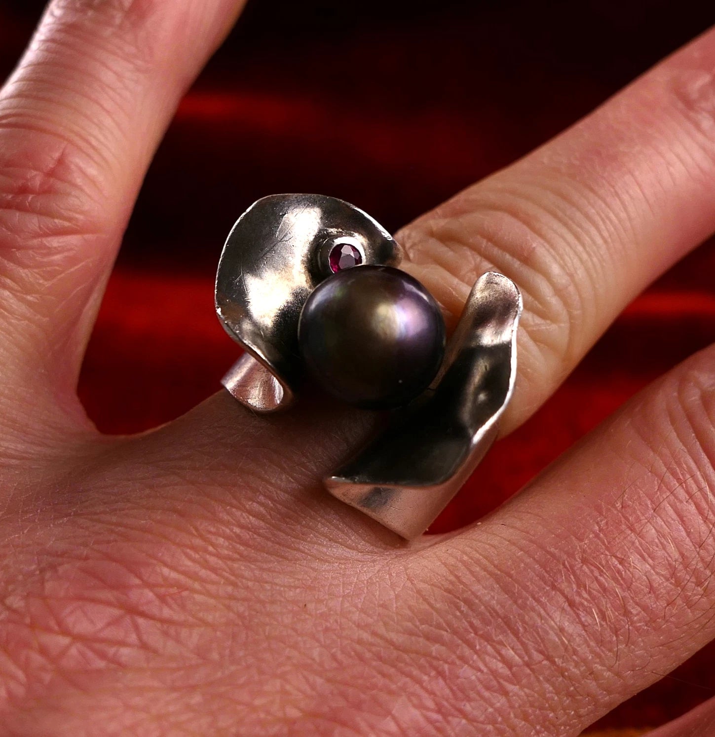Tahiti-Perle & Rubin - Ring Handgefertigtes Unikat Silberschmiede-Atelier aus 925 Silber – RG 59 (18,8 mm Ø)