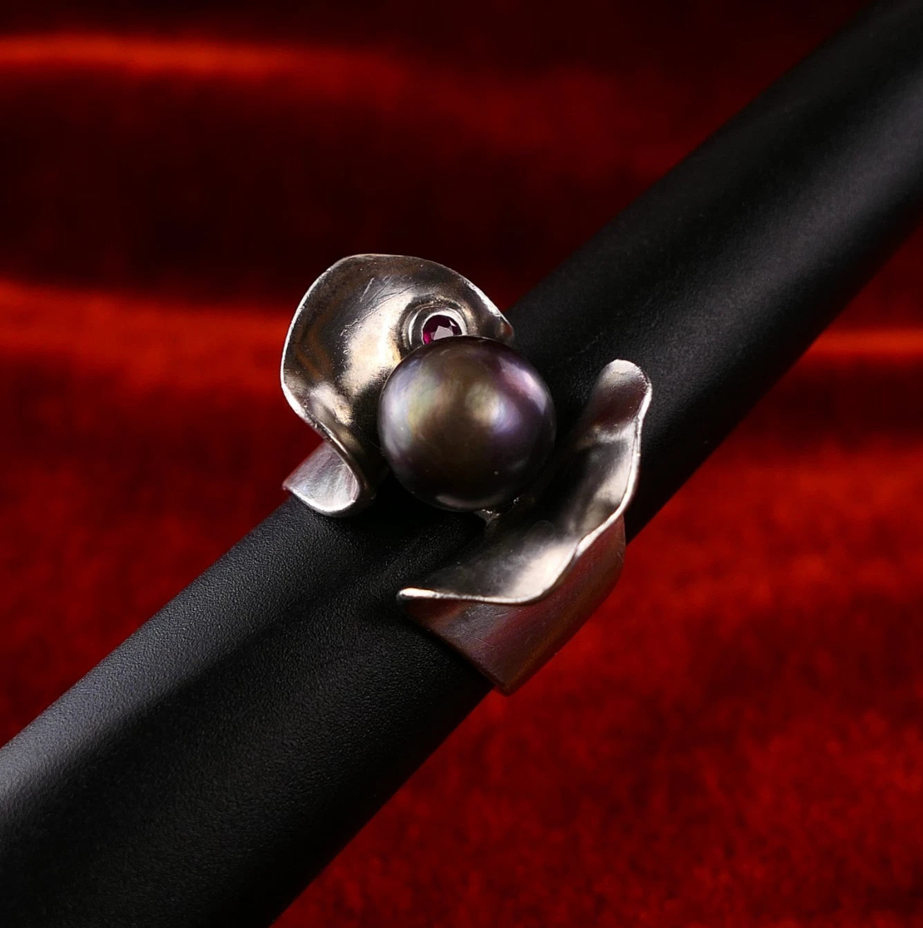 Tahiti-Perle & Rubin - Ring Handgefertigtes Unikat Silberschmiede-Atelier aus 925 Silber – RG 59 (18,8 mm Ø)