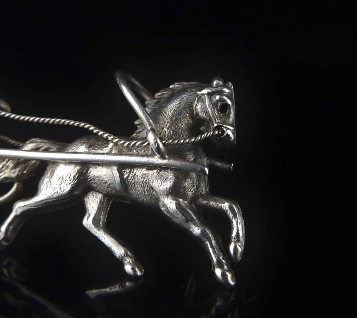 Antike Brosche um 1900 / 1920 - Reiter auf Schlitten mit Pferd / Einspänner aus Silber - wohl Russland