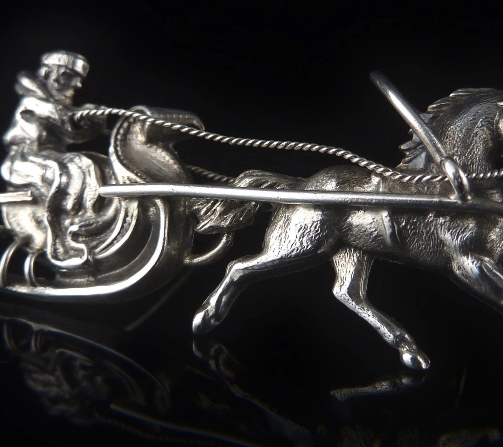 Antike Brosche um 1900 / 1920 - Reiter auf Schlitten mit Pferd / Einspänner aus Silber - wohl Russland