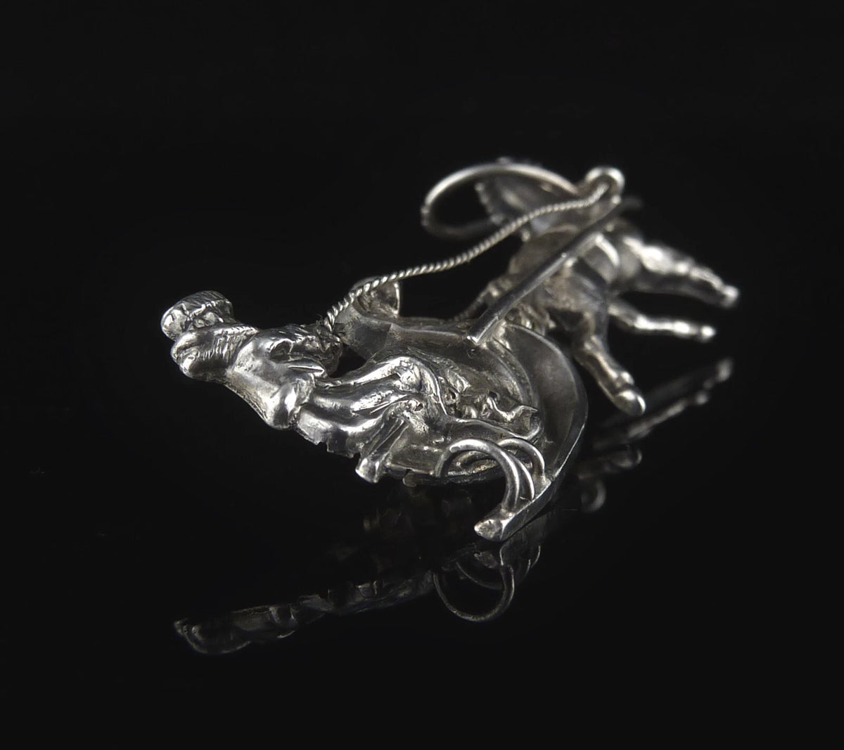 Antike Brosche um 1900 / 1920 - Reiter auf Schlitten mit Pferd / Einspänner aus Silber - wohl Russland