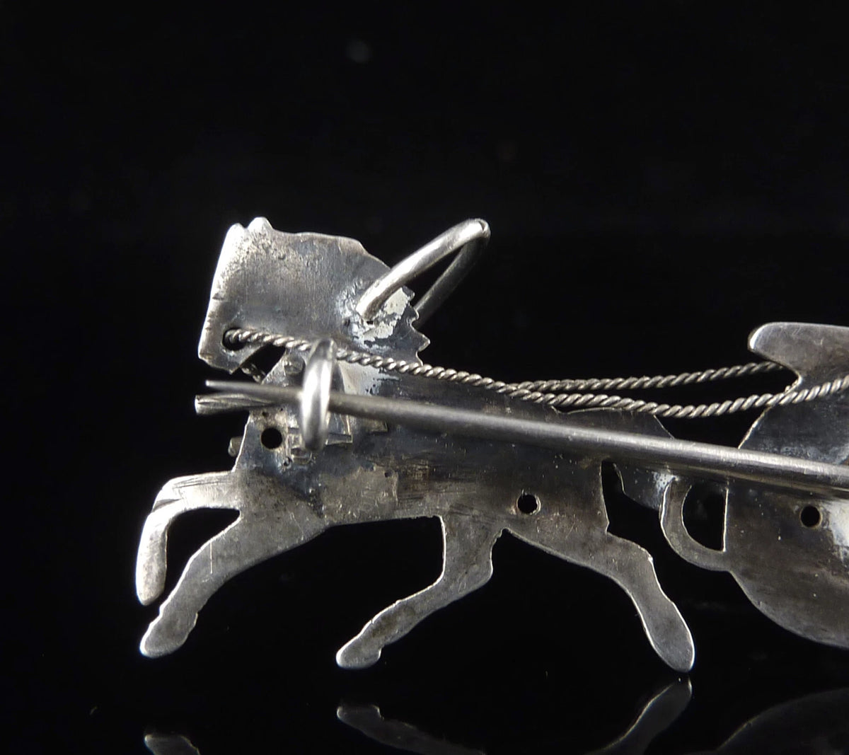 Antike Brosche um 1900 / 1920 - Reiter auf Schlitten mit Pferd / Einspänner aus Silber - wohl Russland