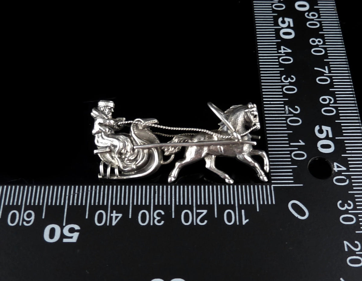 Antike Brosche um 1900 / 1920 - Reiter auf Schlitten mit Pferd / Einspänner aus Silber - wohl Russland