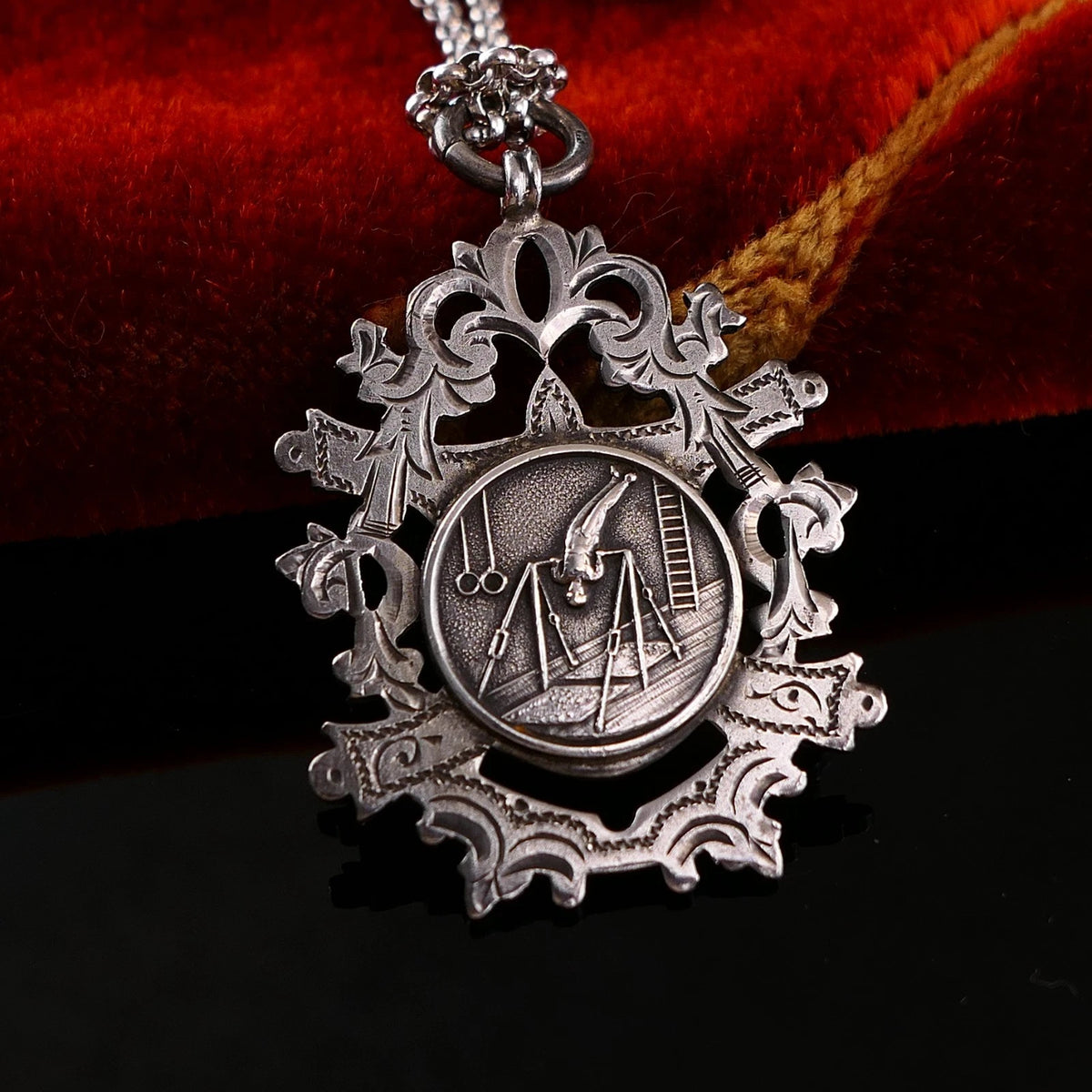 Antiker Anhänger - um 1900 Turner-Anhänger aus mind. 800er Silber punziert „SILVER“ – Turnvereinigung / Turnbewegung