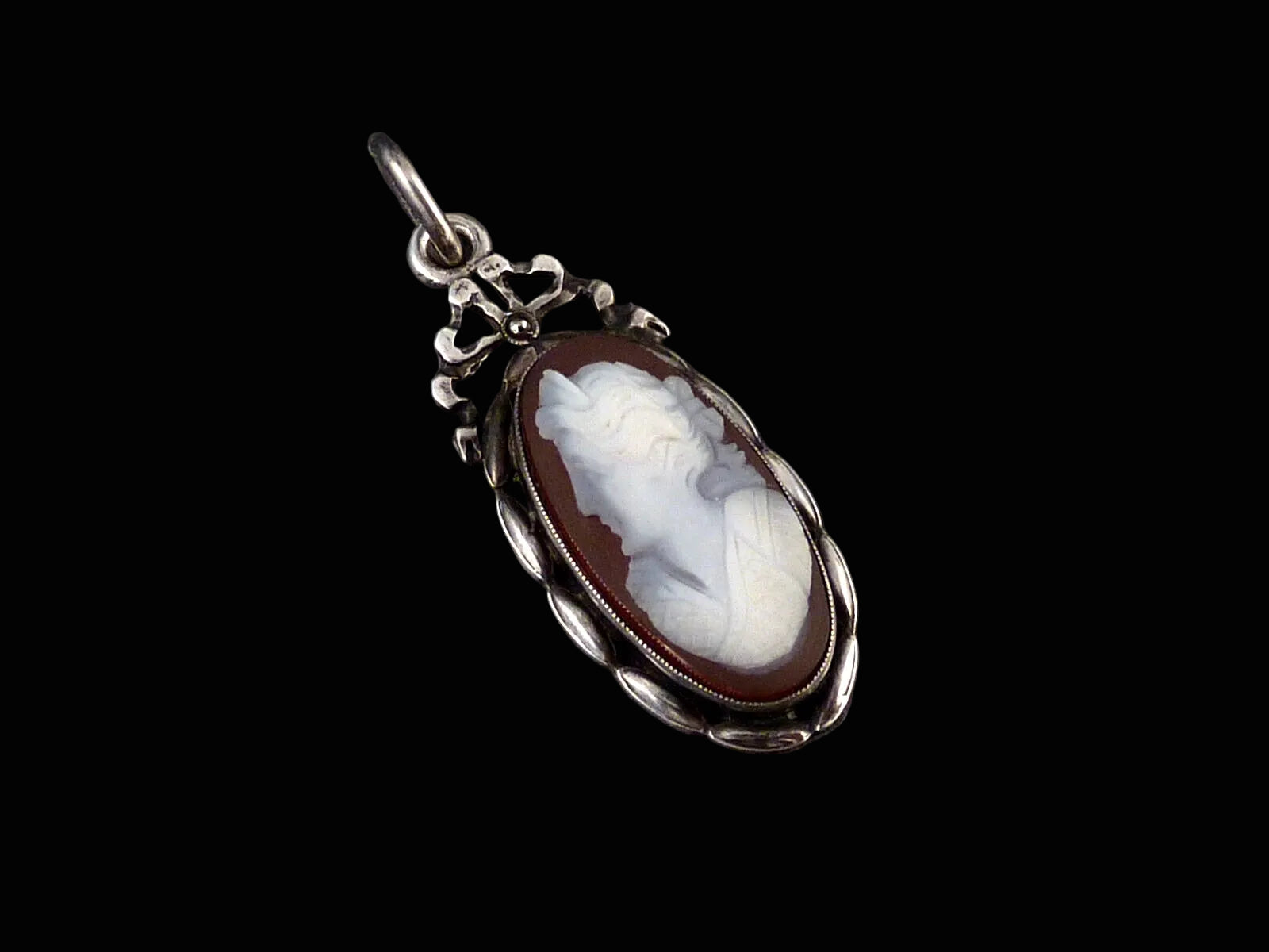 Antiker Anhänger - Kleiner Jugendstil Achatkamee Anhänger um 1900 aus 900 Silber
