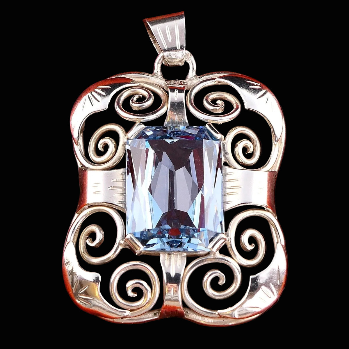 Antiker Anhänger - Art Déco Frankreich um 1930 - Großer floraler Anhänger mit hellblauem Stein Spinell aus 835 Silber