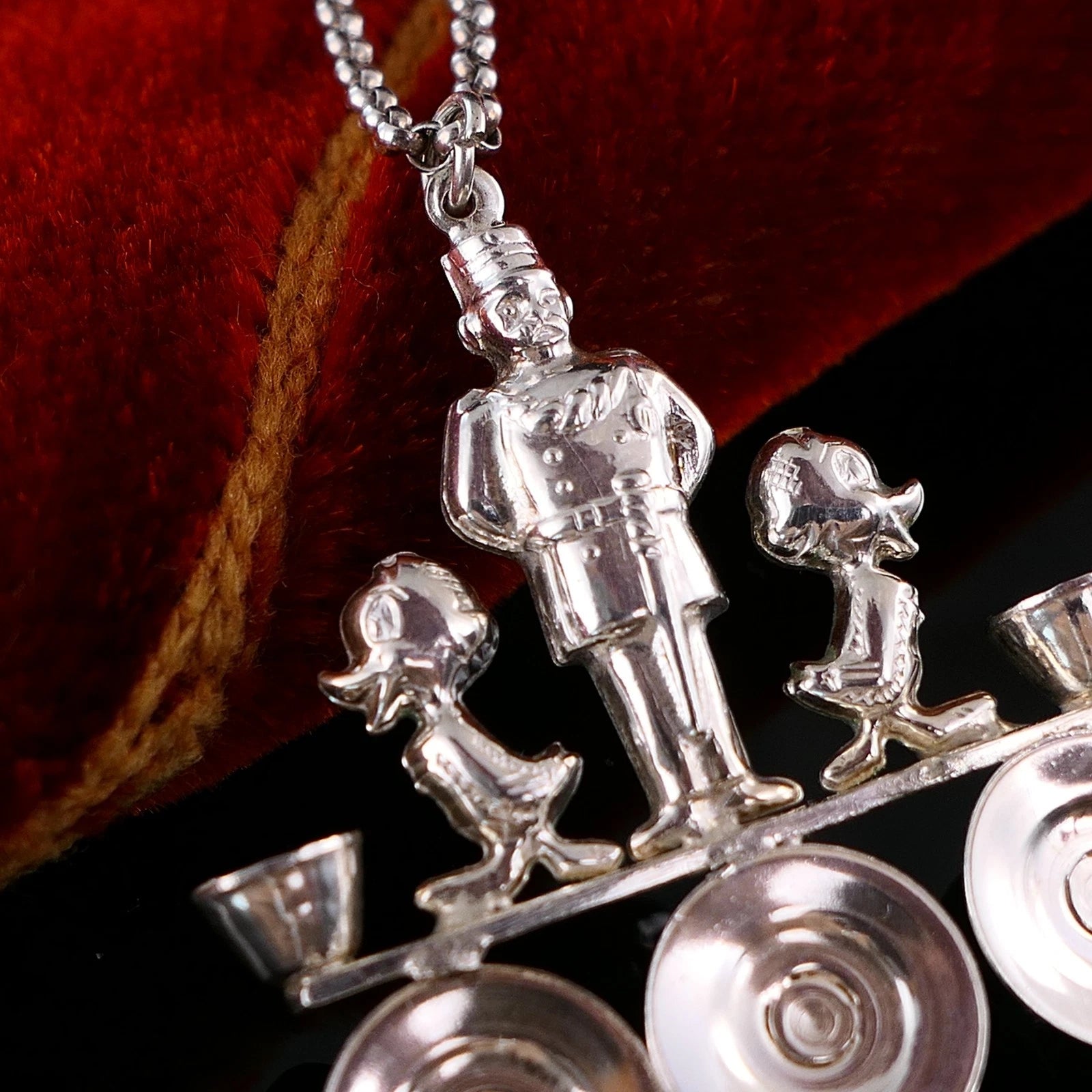Vintage Statement Anhänger - Silber Charivari Anhänger – Soldat & Enten – Eichel, Herz & Hand aus mind. 800 Silber
