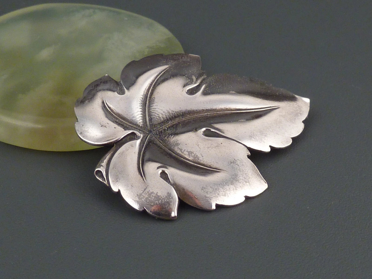 Antike Brosche - Art Déco um 1920 - Große Brosche in Blattform "Efeu" - aus 800 Silber von Lutz & Weiß