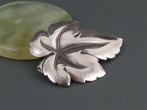 Antike Brosche - Art Déco um 1920 - Große Brosche in Blattform "Efeu" - aus 800 Silber von Lutz & Weiß