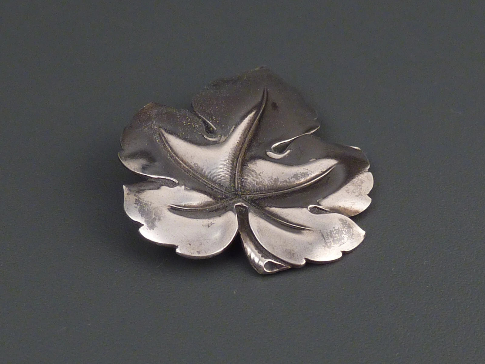 Antike Brosche - Art Déco um 1920 - Große Brosche in Blattform "Efeu" - aus 800 Silber von Lutz & Weiß