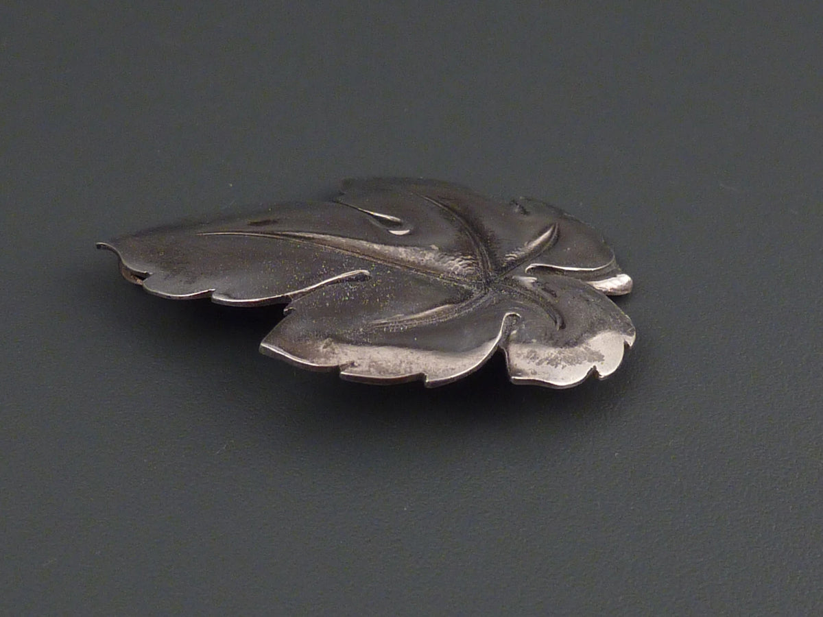 Antike Brosche - Art Déco um 1920 - Große Brosche in Blattform "Efeu" - aus 800 Silber von Lutz & Weiß