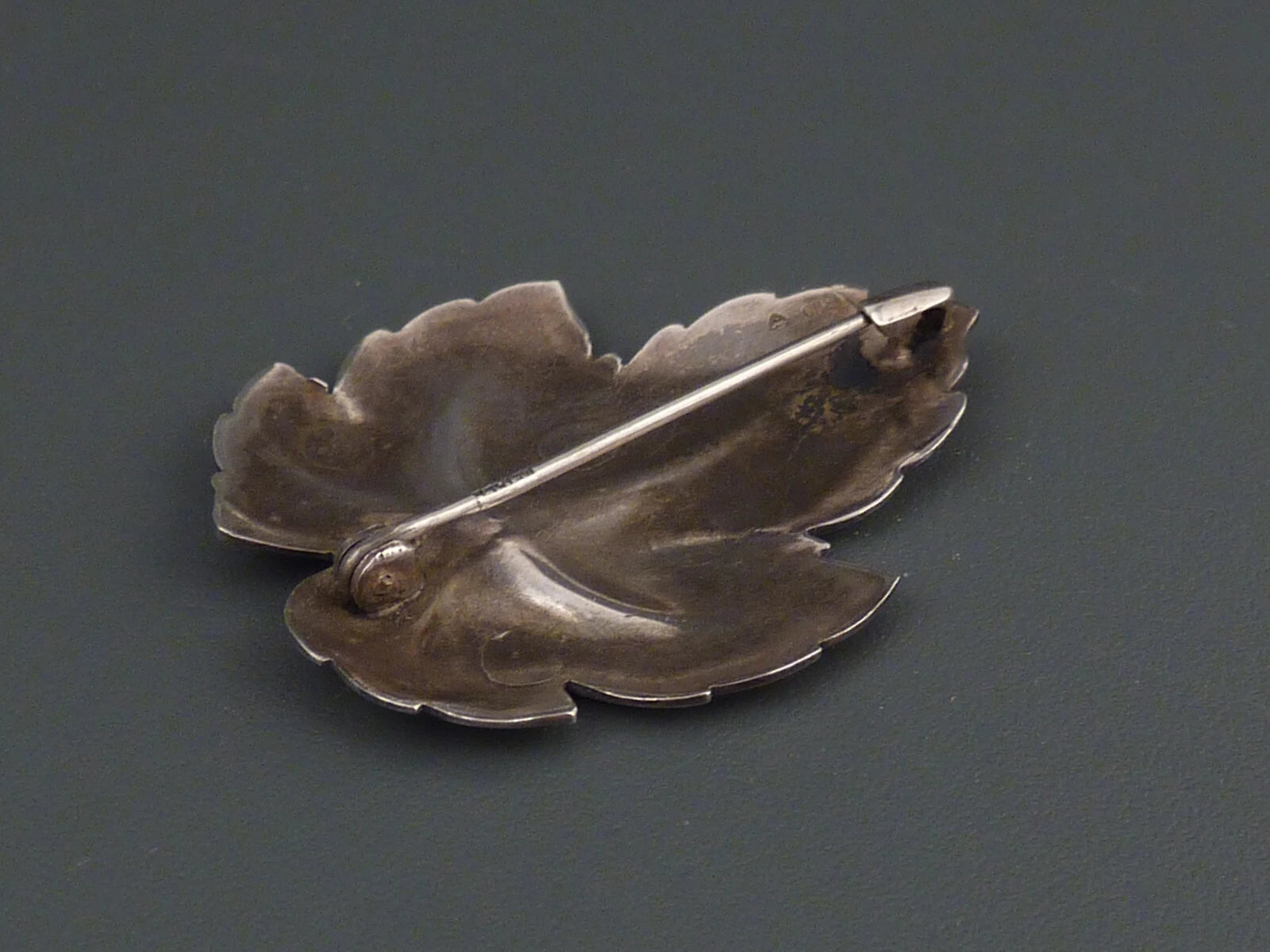 Antike Brosche - Art Déco um 1920 - Große Brosche in Blattform "Efeu" - aus 800 Silber von Lutz & Weiß
