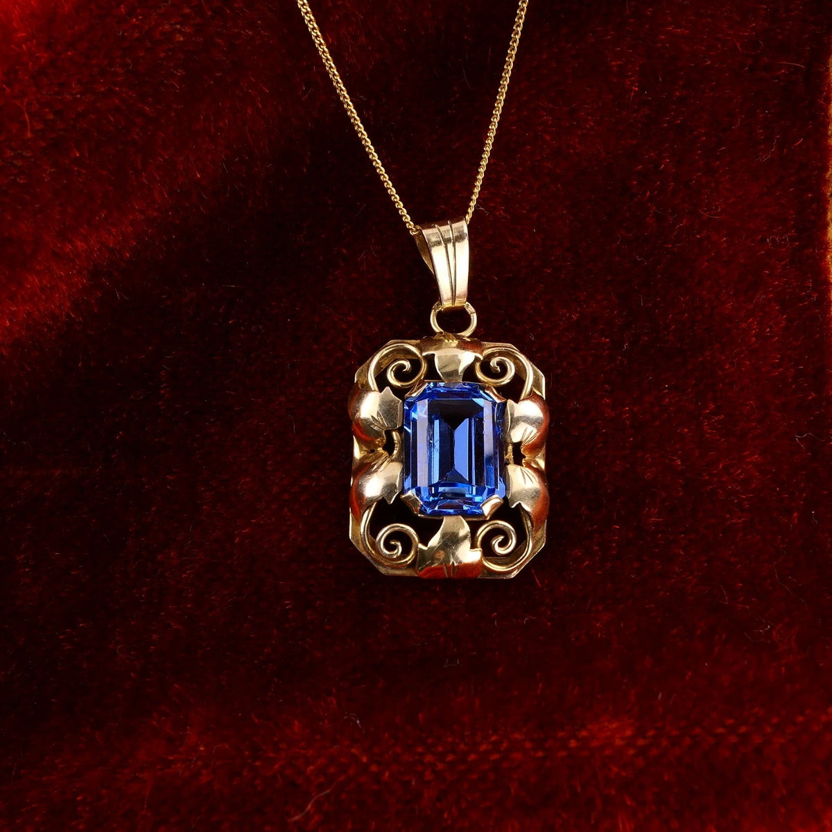 Antiker Anhänger - Art Déco Frankreich um 1930 - Floraler Anhänger mit blauem Stein Spinell aus 800 Silber Vergoldet