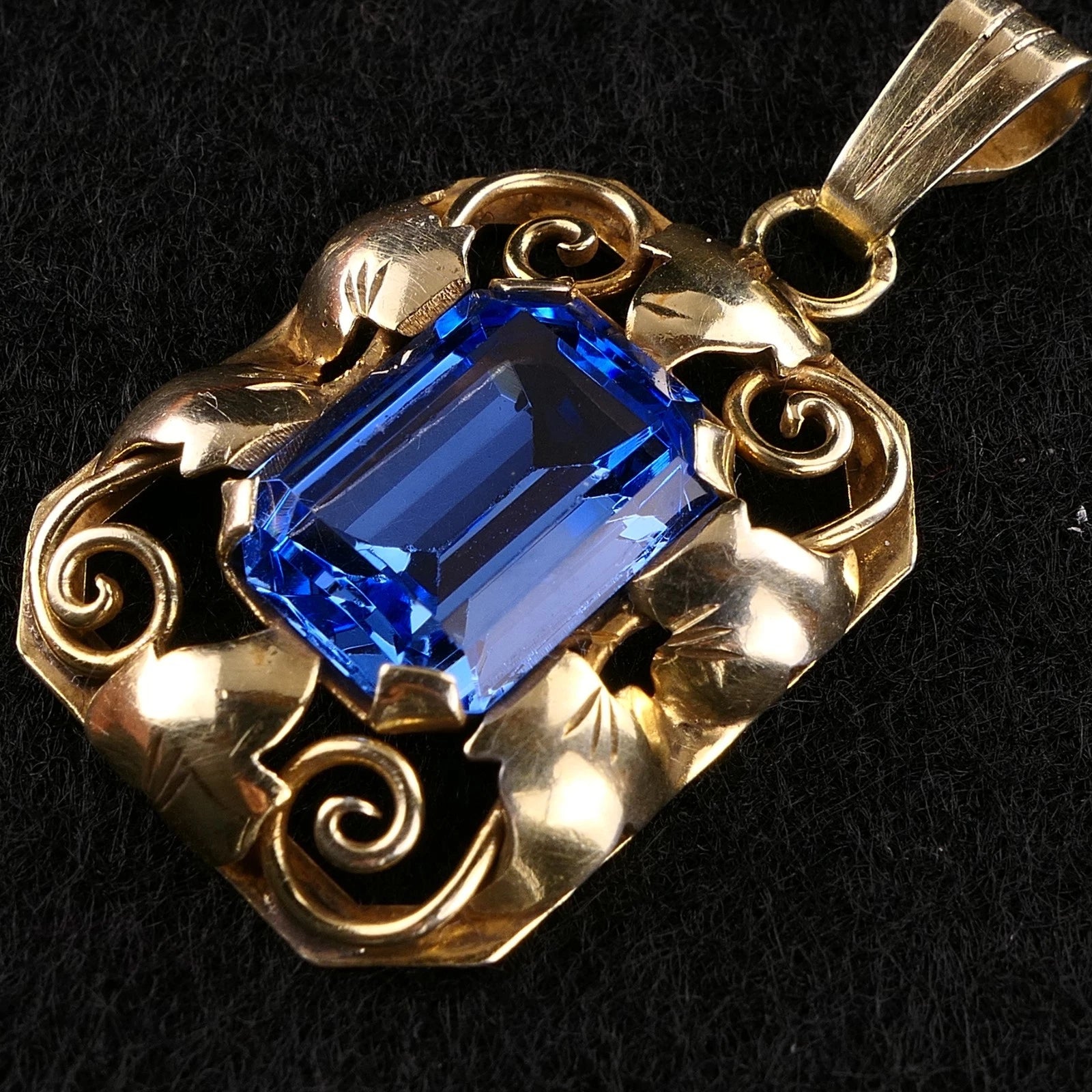 Antiker Anhänger - Art Déco Frankreich um 1930 - Floraler Anhänger mit blauem Stein Spinell aus 800 Silber Vergoldet