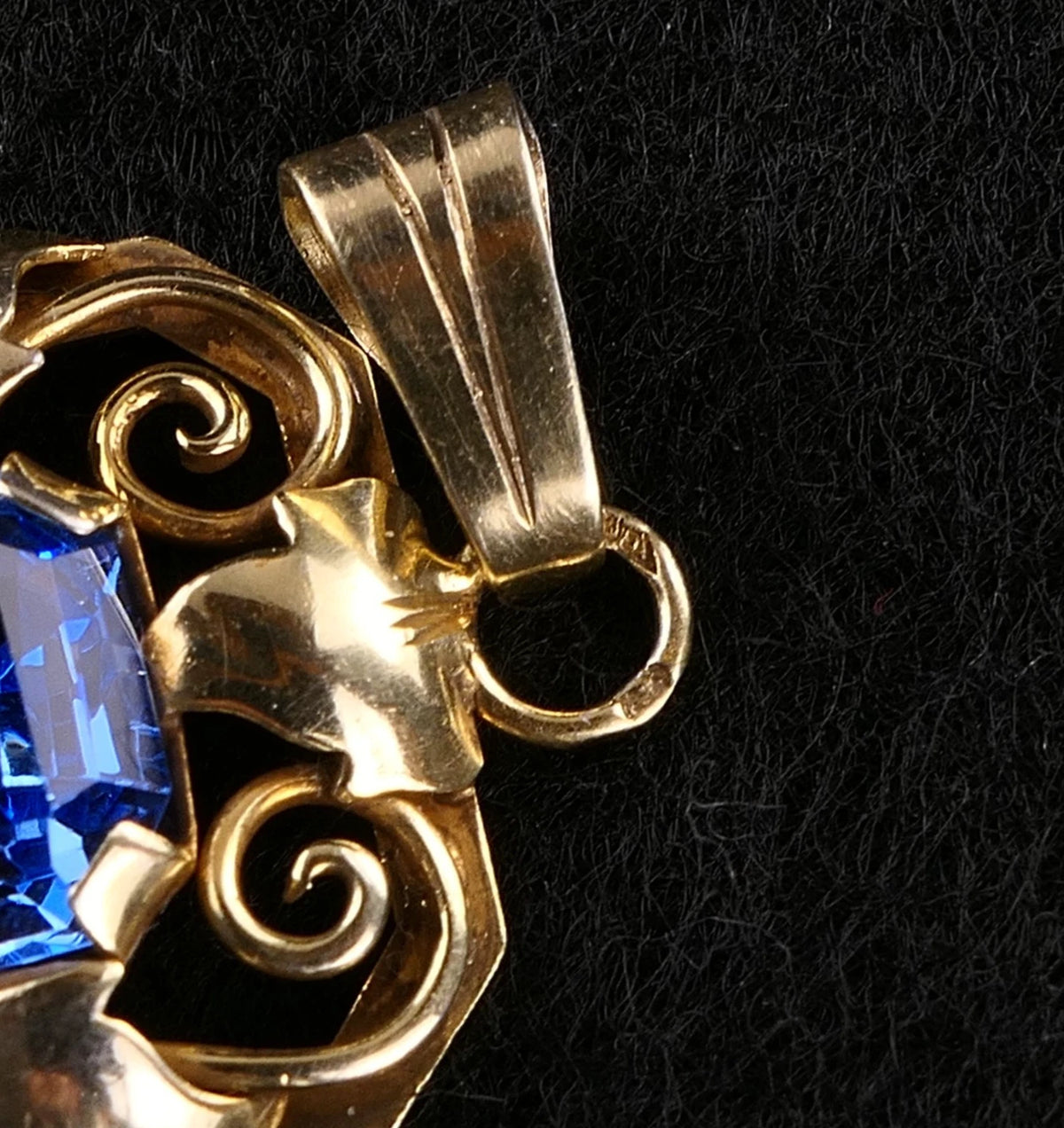 Antiker Anhänger - Art Déco Frankreich um 1930 - Floraler Anhänger mit blauem Stein Spinell aus 800 Silber Vergoldet