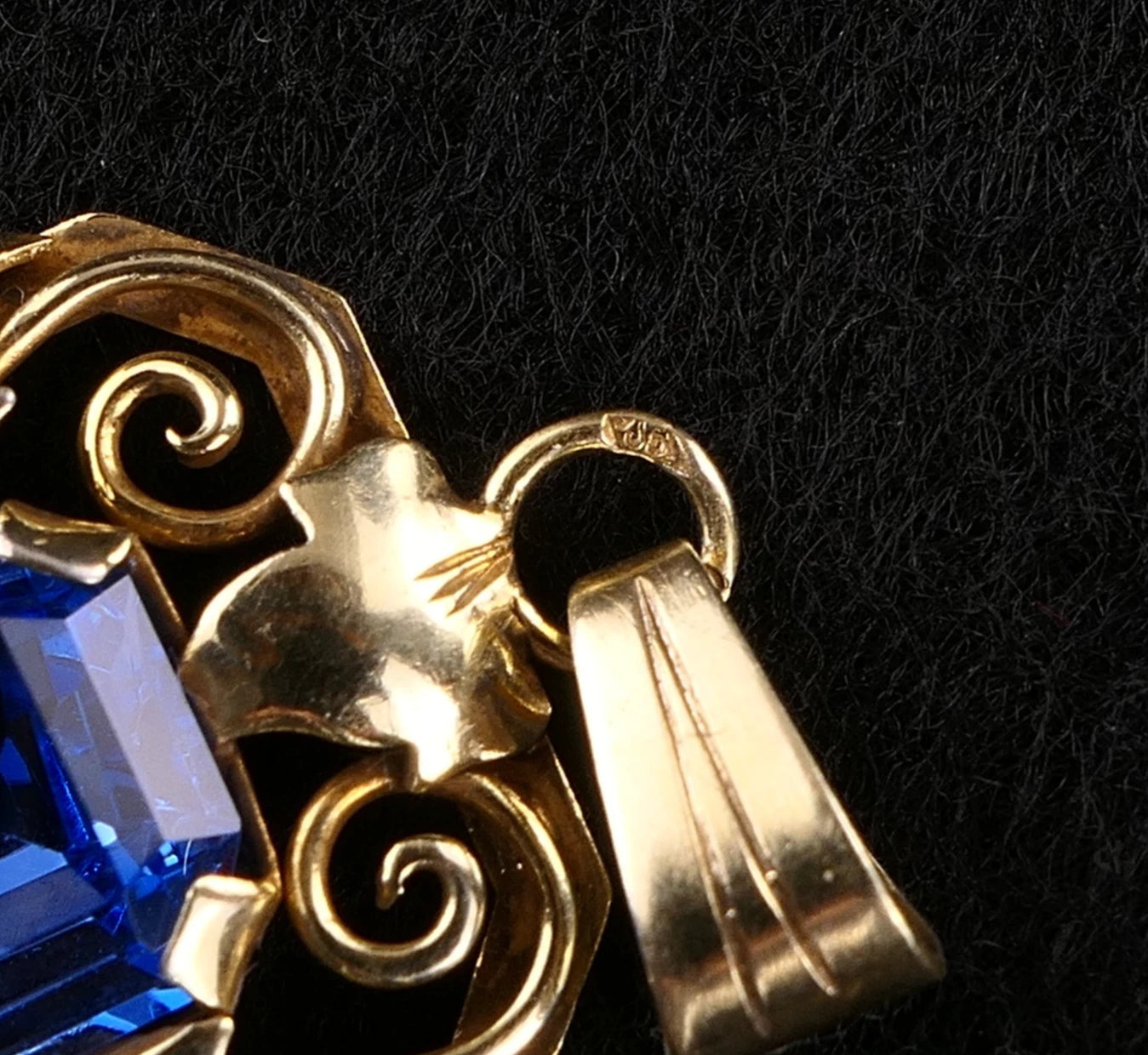 Antiker Anhänger - Art Déco Frankreich um 1930 - Floraler Anhänger mit blauem Stein Spinell aus 800 Silber Vergoldet