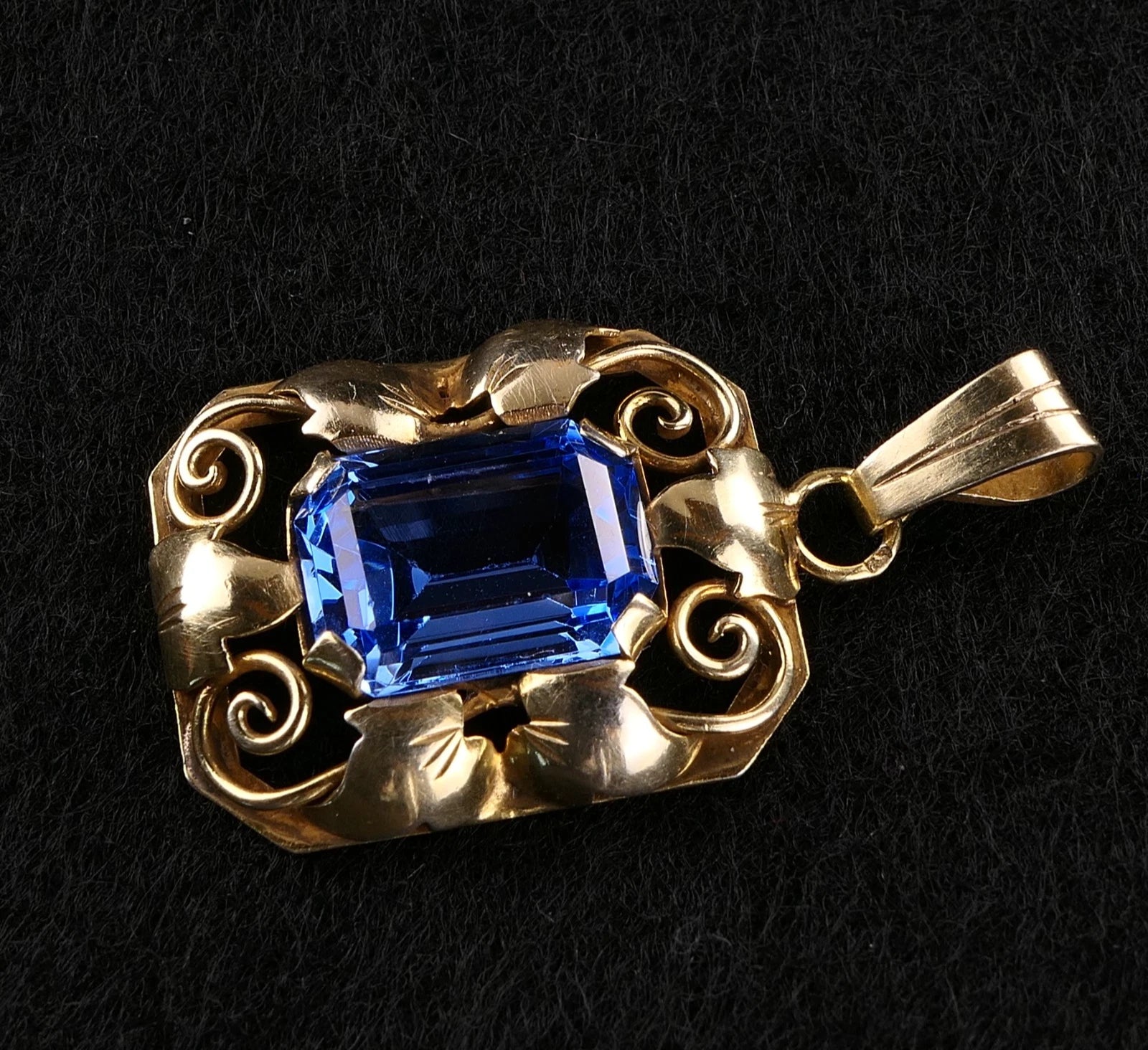 Antiker Anhänger - Art Déco Frankreich um 1930 - Floraler Anhänger mit blauem Stein Spinell aus 800 Silber Vergoldet