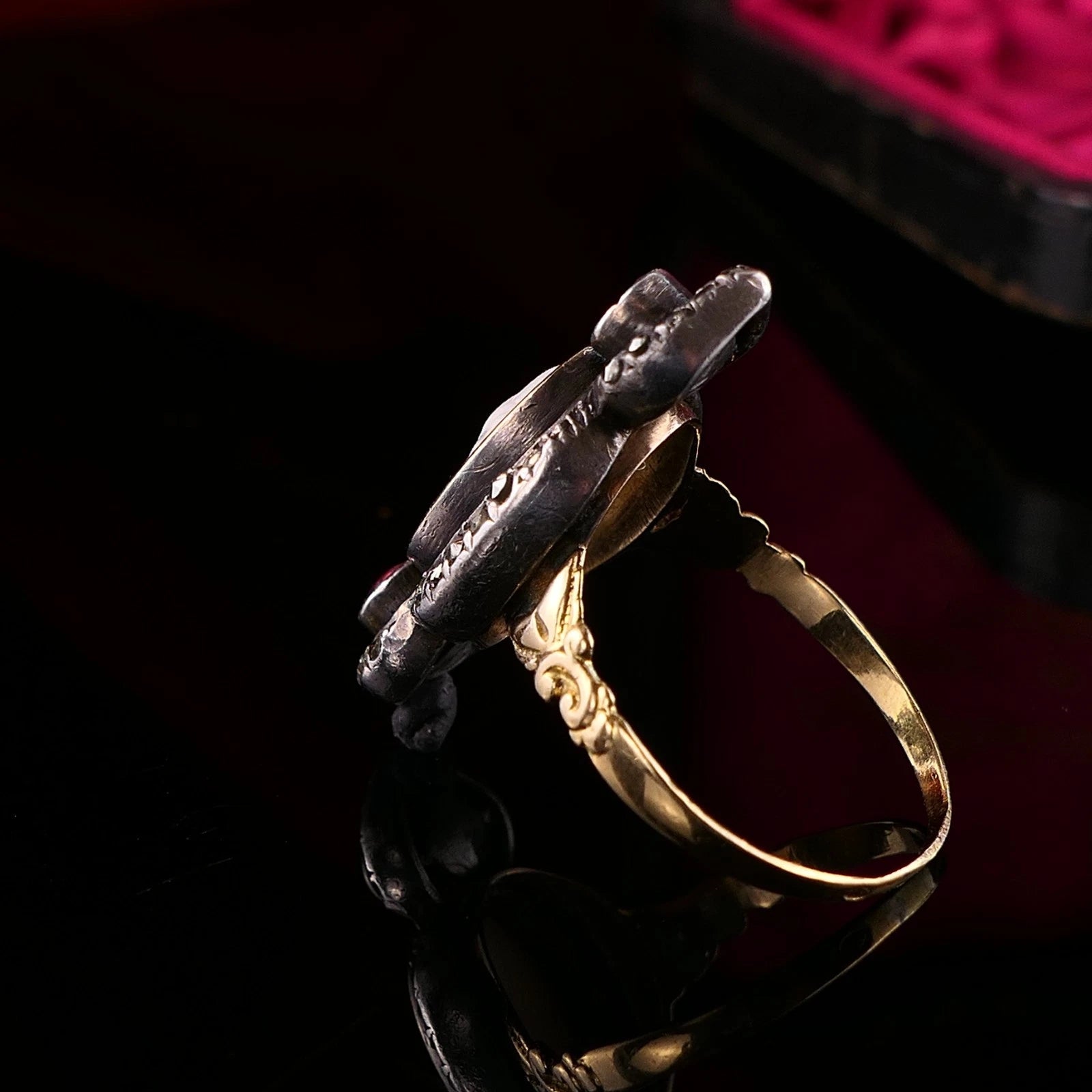 Antiker Ring - Frankreich Jugenstil ~1920 Ring mit Kamee, Markasiten und Rubinfarbenem Glas aus 18kt Gold & Silber