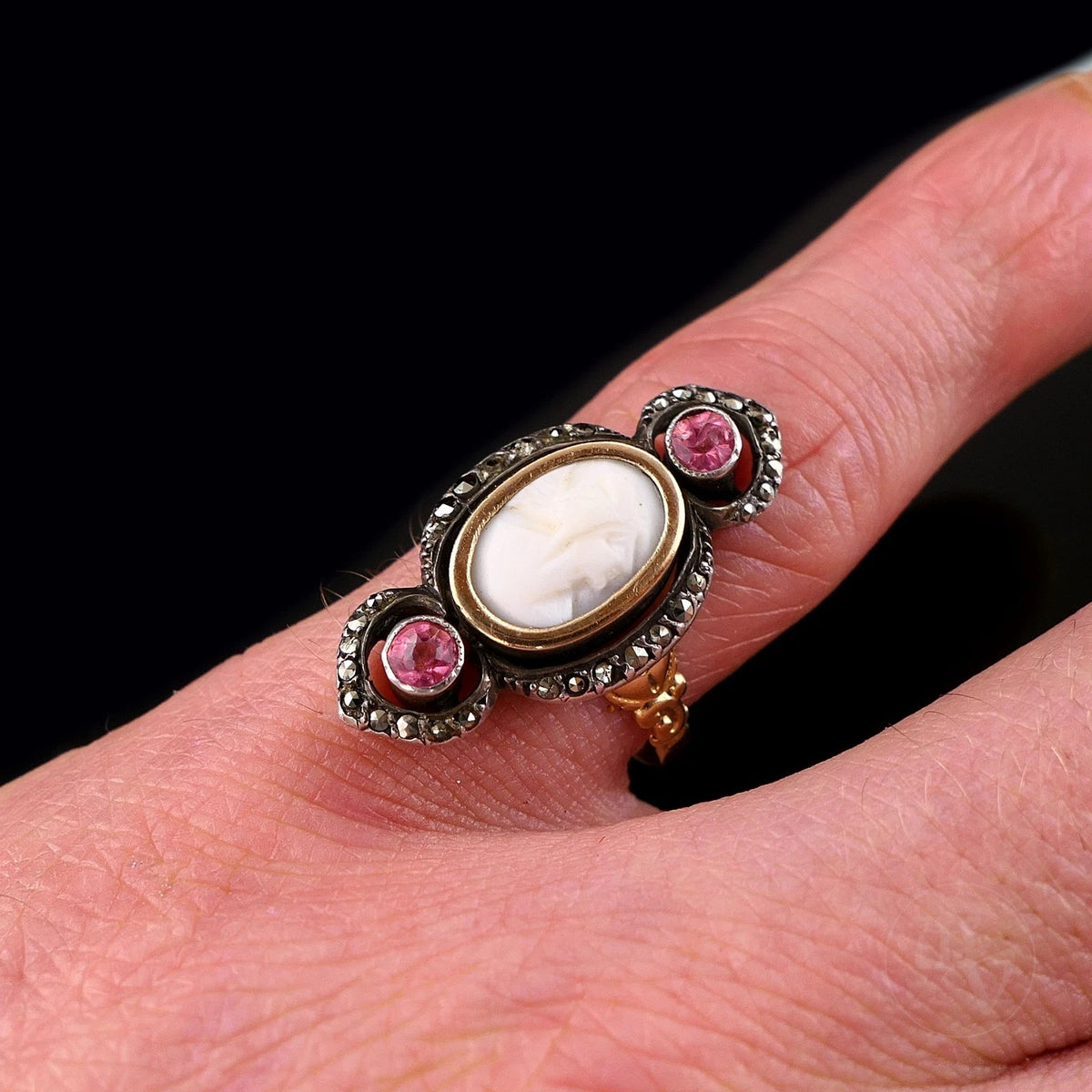 Antiker Ring - Frankreich Jugenstil ~1920 Ring mit Kamee, Markasiten und Rubinfarbenem Glas aus 18kt Gold & Silber