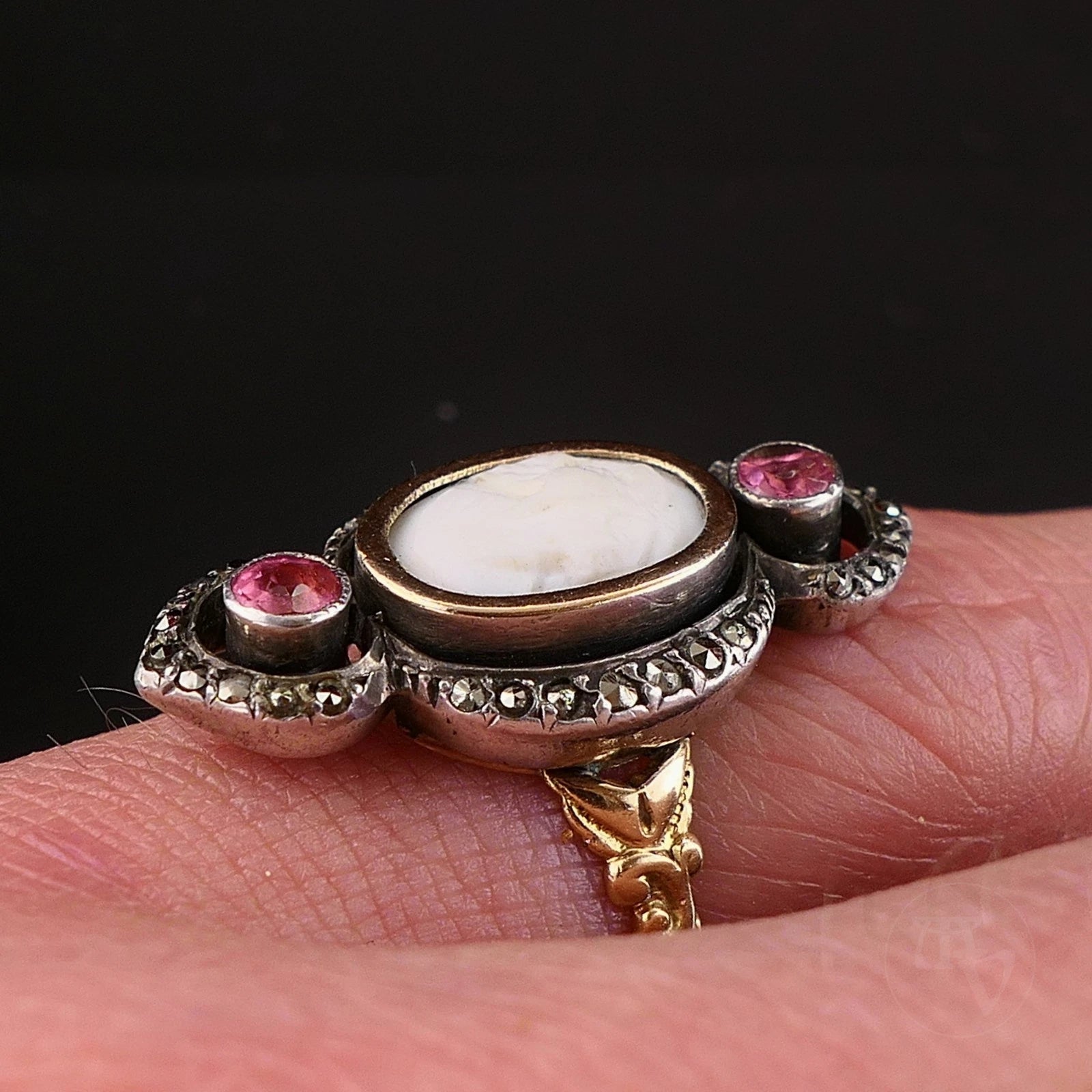 Antiker Ring - Frankreich Jugenstil ~1920 Ring mit Kamee, Markasiten und Rubinfarbenem Glas aus 18kt Gold & Silber