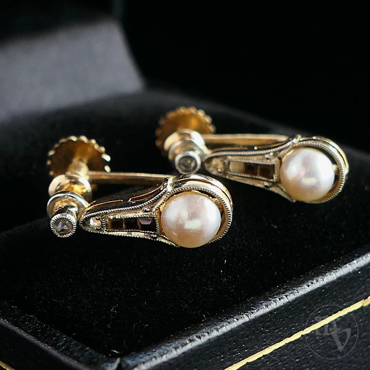 Art Déco um 1930 Ohrringe mit Schraubverschluss mit Diamanten & Perlen aus 14kt / 585 Gelbgold