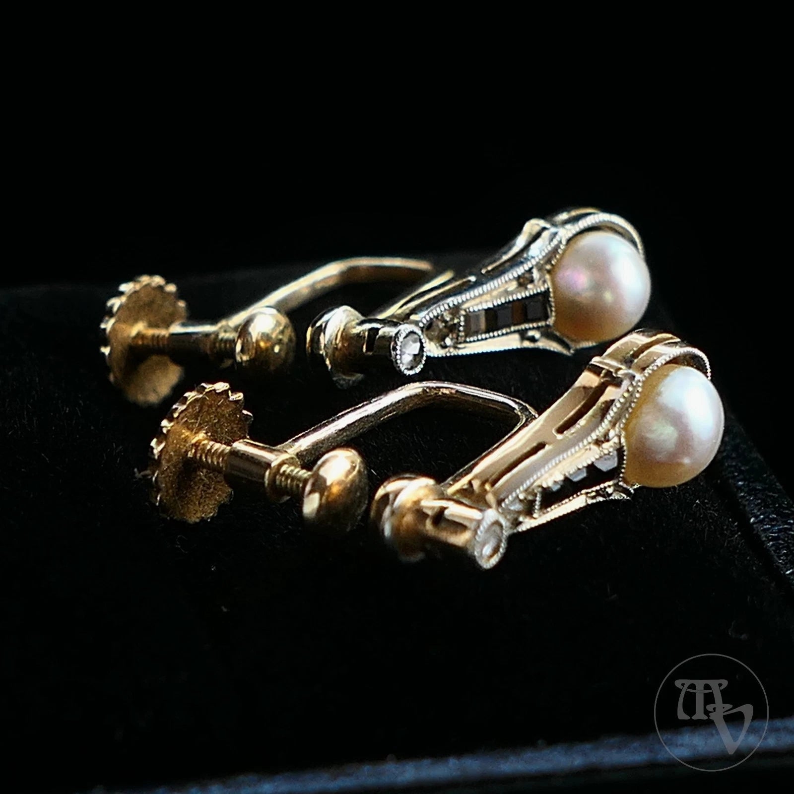 Art Déco um 1930 Ohrringe mit Schraubverschluss mit Diamanten & Perlen aus 14kt / 585 Gelbgold