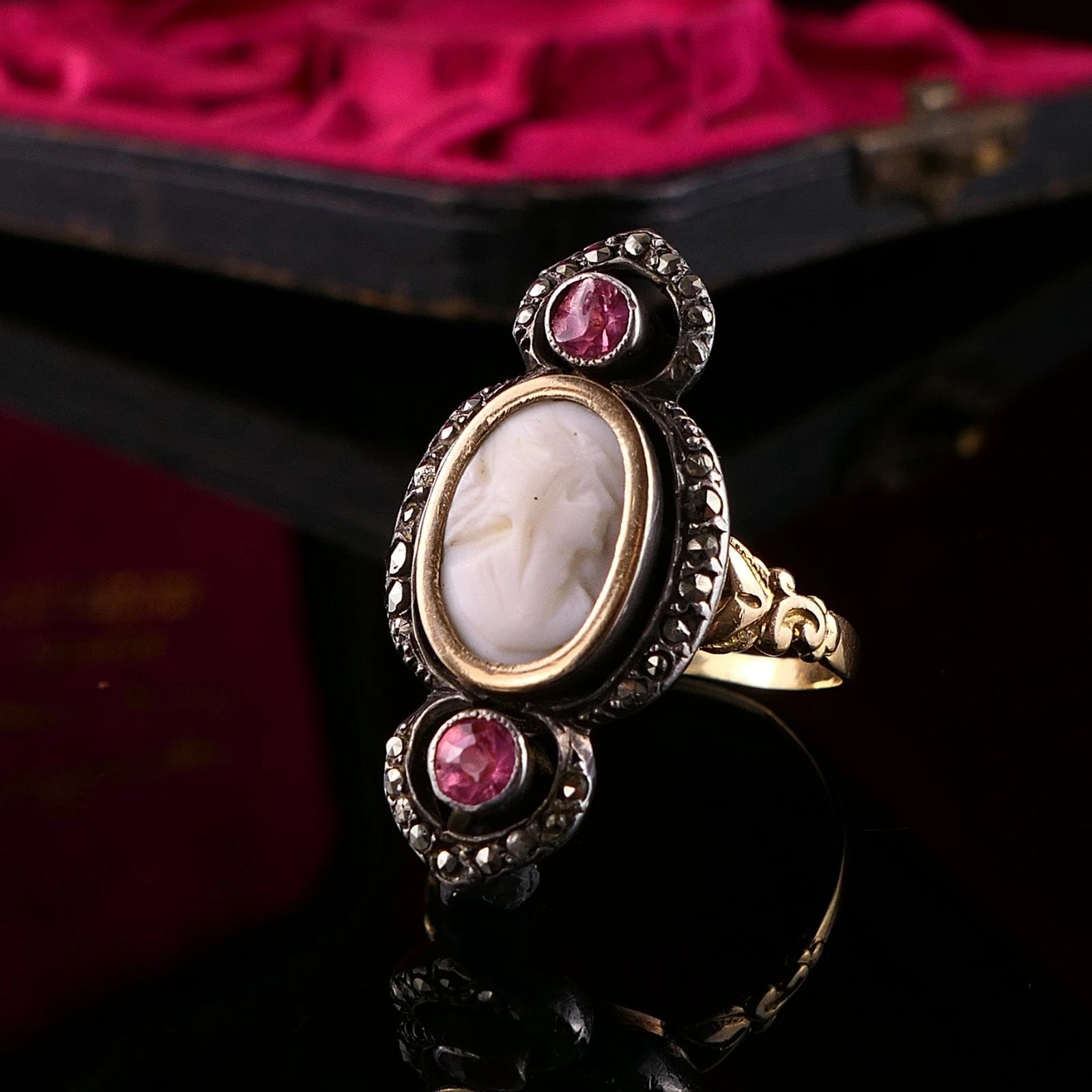 Antiker Ring - Frankreich Jugenstil ~1920 Ring mit Kamee, Markasiten und Rubinfarbenem Glas aus 18kt Gold & Silber