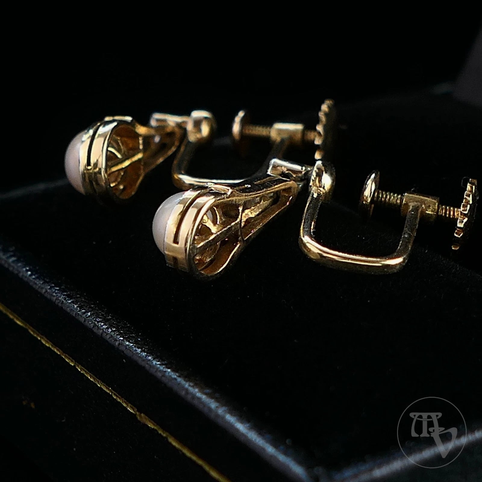 Art Déco um 1930 Ohrringe mit Schraubverschluss mit Diamanten & Perlen aus 14kt / 585 Gelbgold
