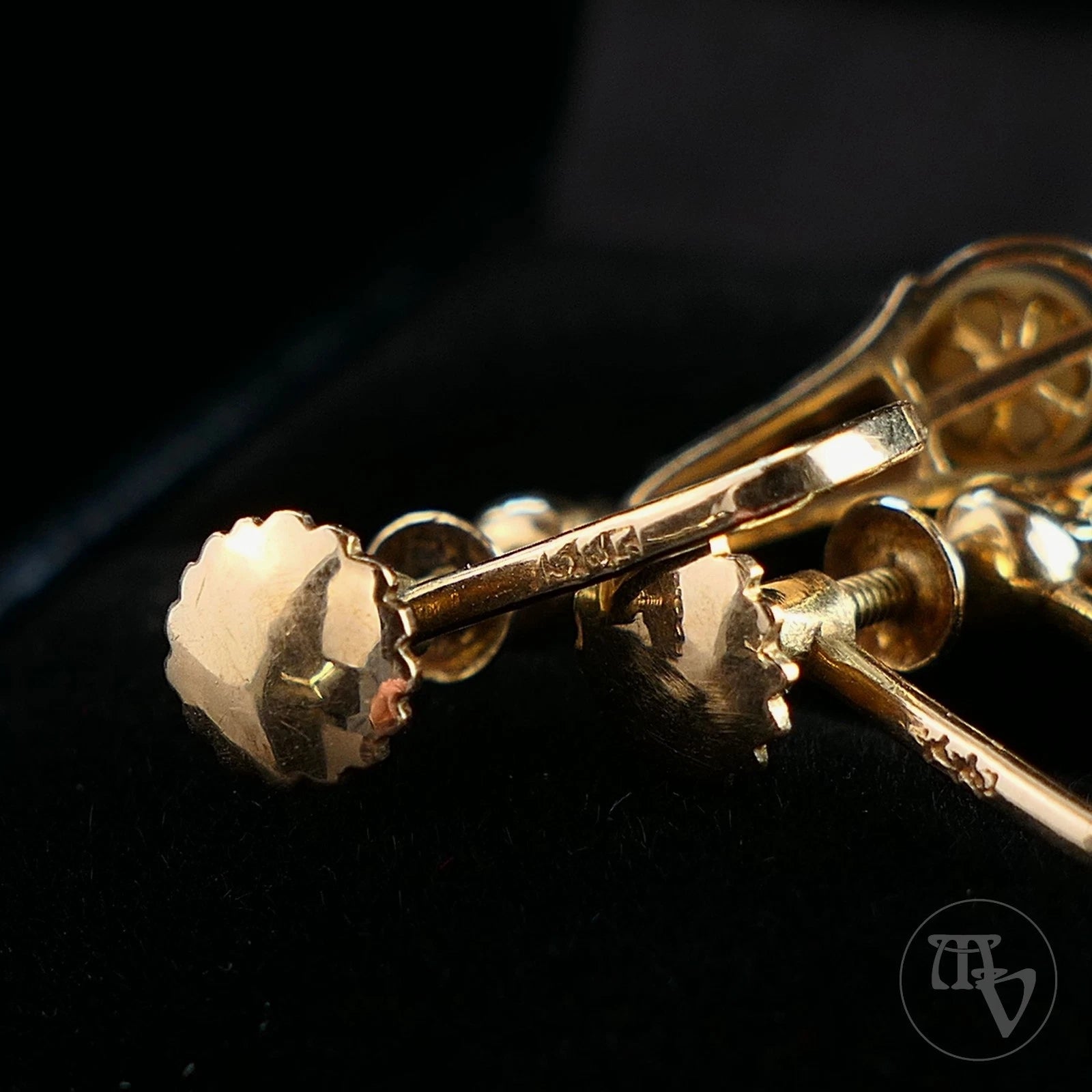 Art Déco um 1930 Ohrringe mit Schraubverschluss mit Diamanten & Perlen aus 14kt / 585 Gelbgold