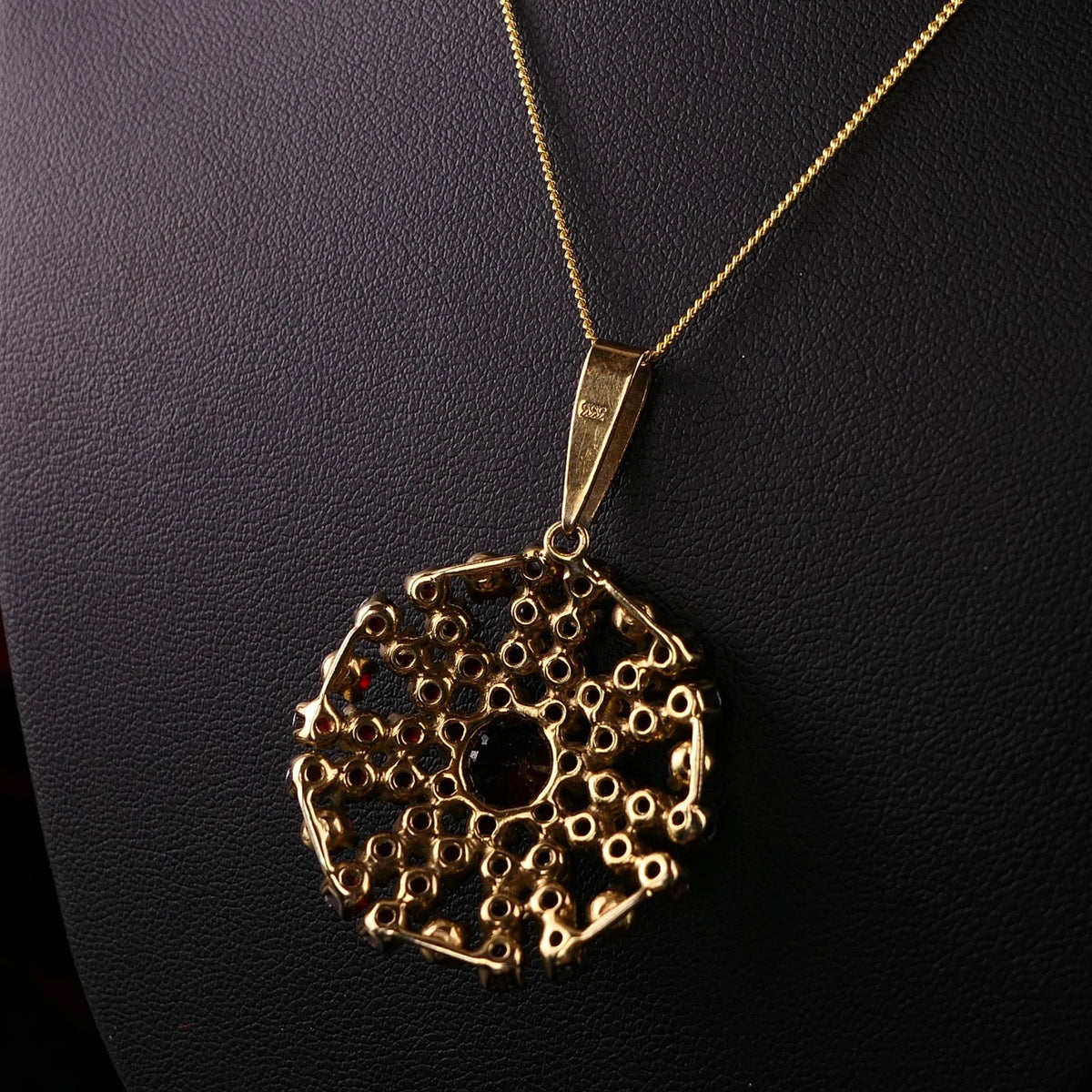 Großer Granat-Anhänger Ø3,0cm aus 333er 8kt Gelbgold | 8,7 g | Vintage Schmuck