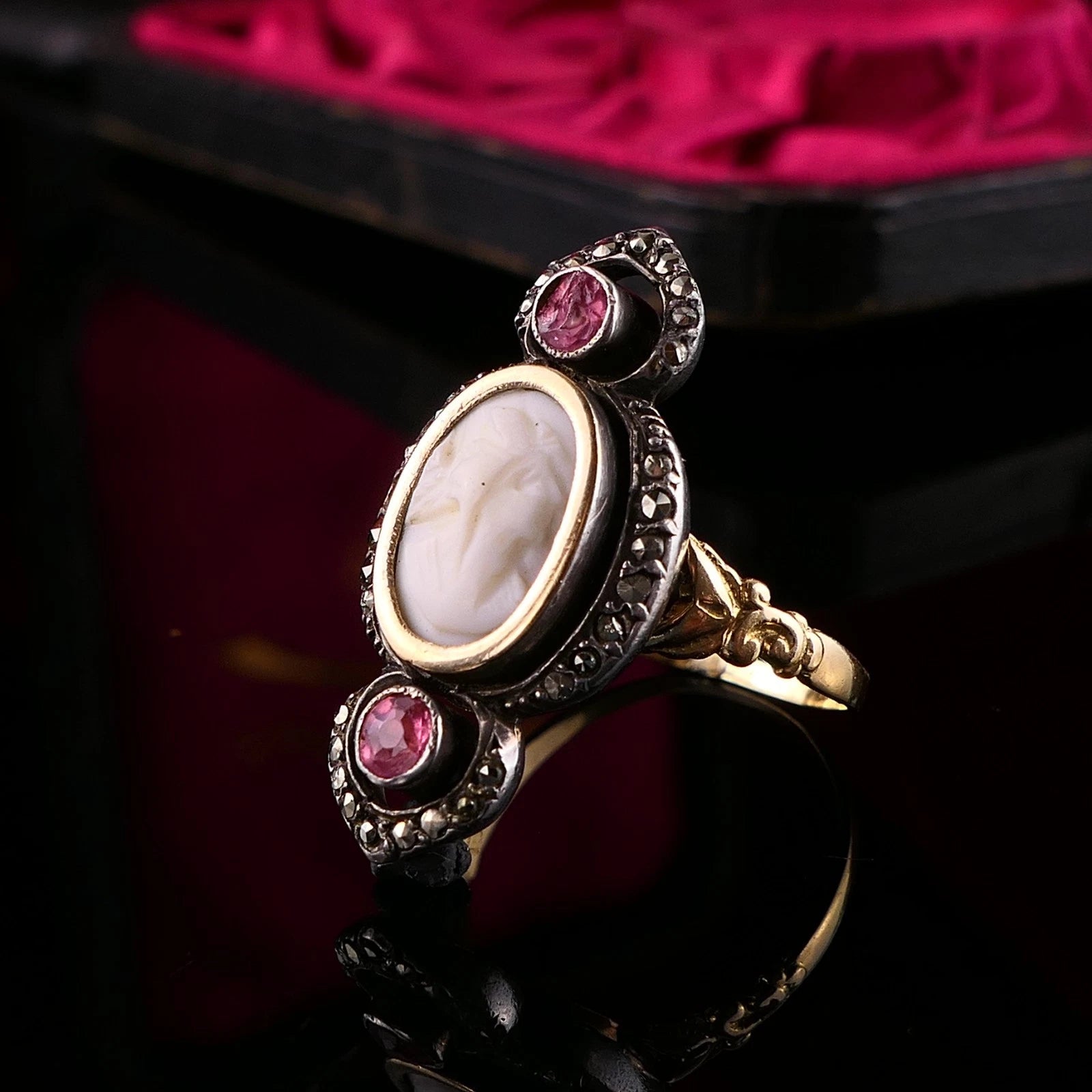 Antiker Ring - Frankreich Jugenstil ~1920 Ring mit Kamee, Markasiten und Rubinfarbenem Glas aus 18kt Gold & Silber